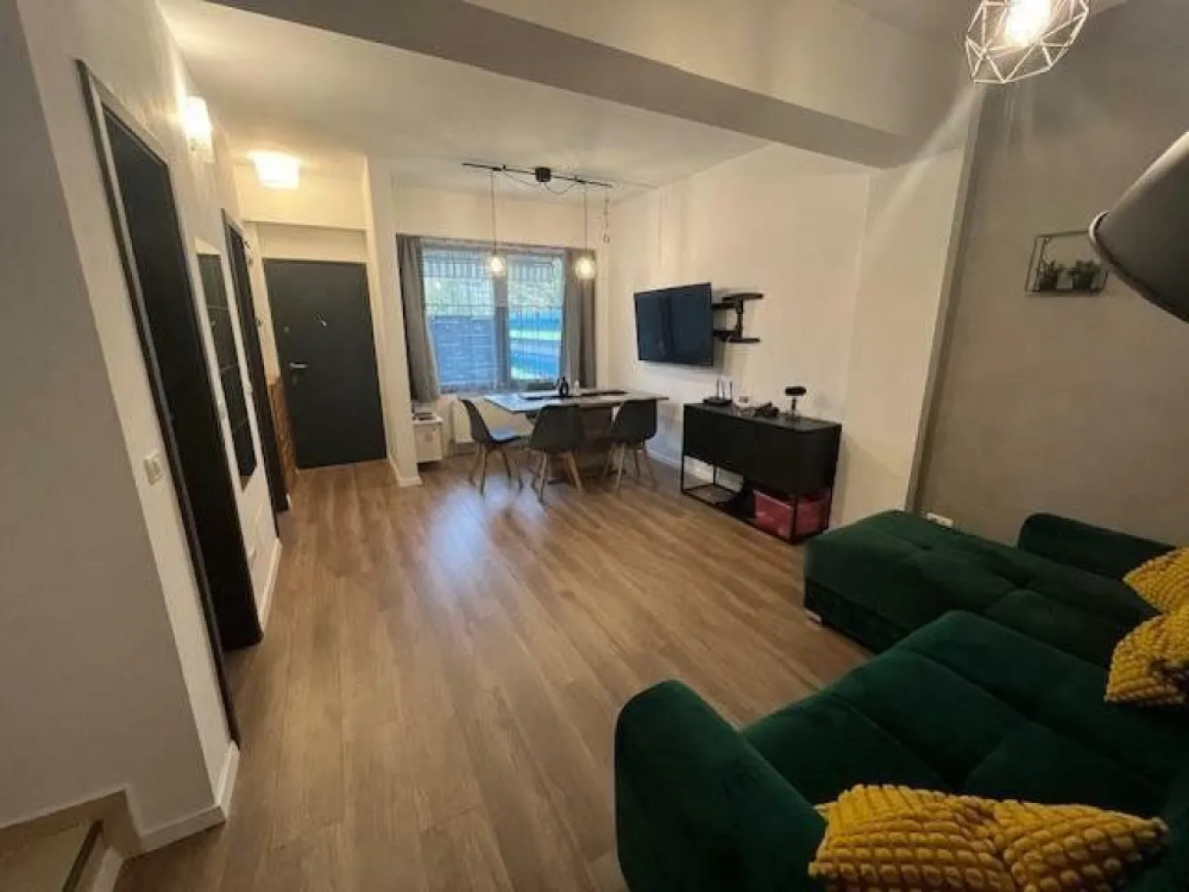Casa 4 camere cu terasa si loc de parcare subteran - Proprietar. Proprietatea este amplasata intru-un complex de 7 vile cu regim de inaltime S+ P+1+M, vandute si locuite integral, aspect important pentru viitorul proprietar. Imaginile sunt actuale ,starea imobilului fiind excelenta asa cum se poate observa in fotografii. Proprietatea este situata intr-o zona linistita ,10-12 min de metrou 1 decembrie, 5 min statie STB, complex comercial, parc, gradinite, scoli etc. Se vinde mobilata + electrocasnice si tot ce este in fotografii. Centrala proprie. Dispunere: Loc de parcare subteran cu cadastru 14mp - se poate face accesul din parcare direct in locuinta Subsol - spatiu de depozitare 10mp + spatiu sub scara Parter - living, bucatarie inchisa, baie Terasa - 24 mp Et1 - 2 dormitoare + baie Et2 - Mansarda - camera (cu usa, se poate compartimenta) + baie + balcon 6mp Suprafata totala desfasurata 130 mp