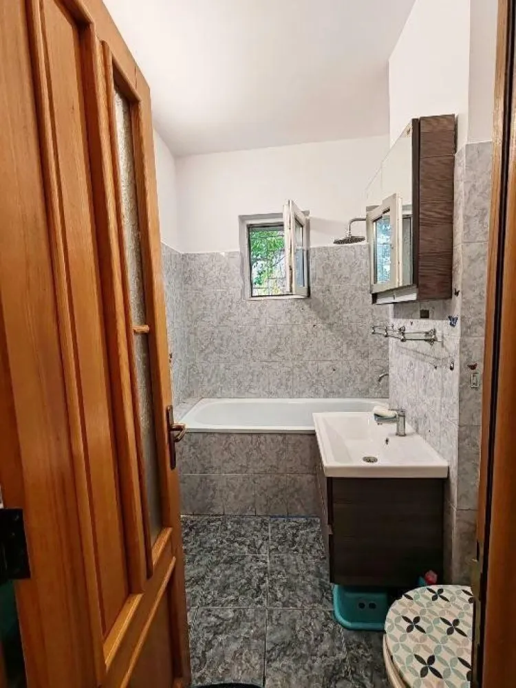 4 Camere | Decomandat | Parter | Titulescu - Ocazie, apartamentul este renovat in Octombrie 2024, liber imediat. Cu vedere la gradina din spatele blocului pentru toate cele 3 dormitoare. Bucătăria şi livingul au vedere la gradina din fata blocului. Excelent amplasat atât pentru locuinta cât şi pentru o afacere blocul este izolat termic şi fonic asigurând un confort sporit cu răcoare vara şi căldură pe perioada anotimpului rece. Apartamentul are 2 bai şi spaţii de depozitare generoase, fiind excelent compartimentat.
