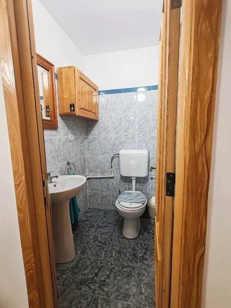4 Camere | Decomandat | Parter | Titulescu - Ocazie, apartamentul este renovat in Octombrie 2024, liber imediat. Cu vedere la gradina din spatele blocului pentru toate cele 3 dormitoare. Bucătăria şi livingul au vedere la gradina din fata blocului. Excelent amplasat atât pentru locuinta cât şi pentru o afacere blocul este izolat termic şi fonic asigurând un confort sporit cu răcoare vara şi căldură pe perioada anotimpului rece. Apartamentul are 2 bai şi spaţii de depozitare generoase, fiind excelent compartimentat.