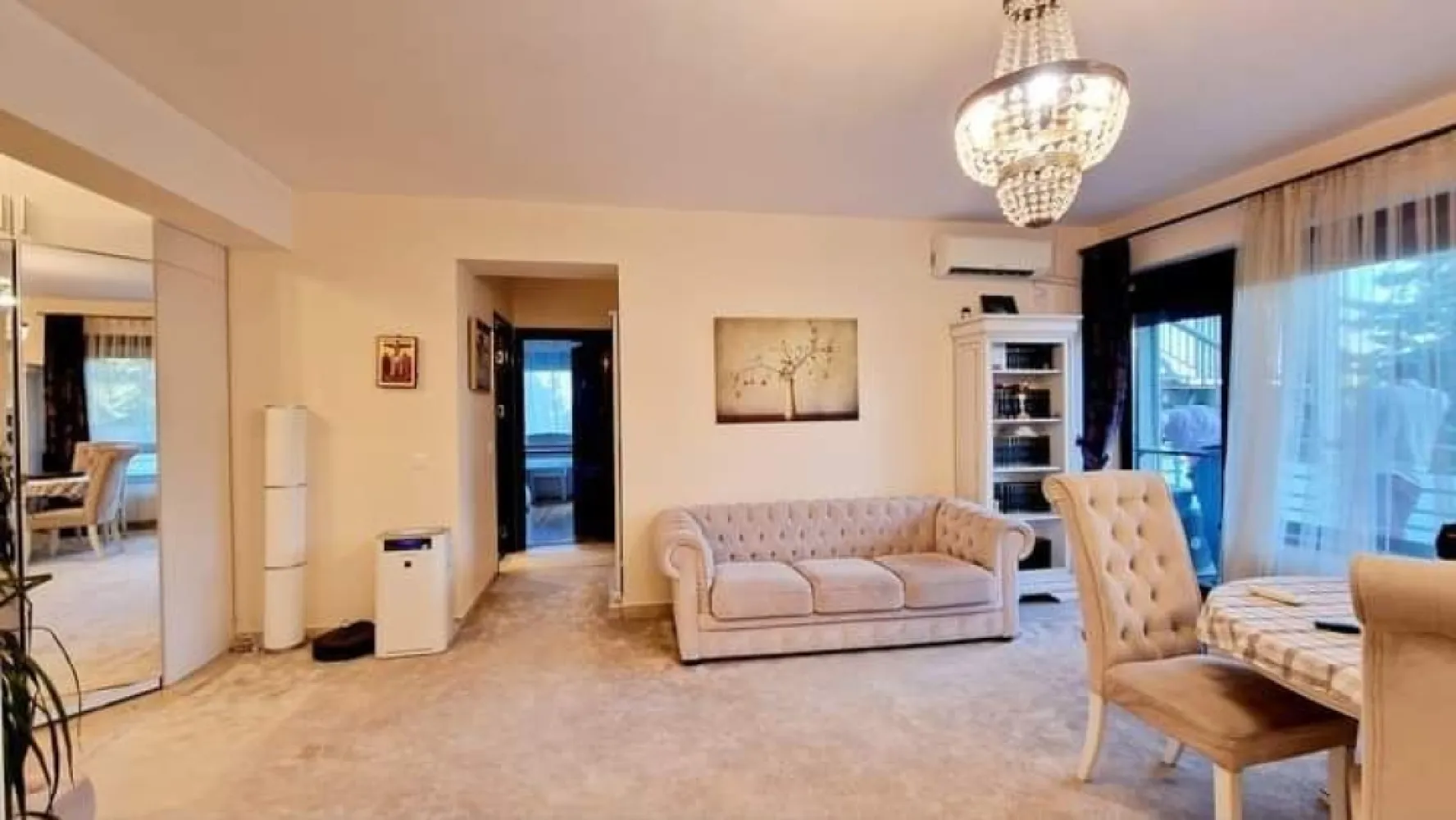Exclusive Residence Copou - Apartament cu 3 camere - Apartament de vânzare aflat în Exclusive Residence Copou. Descriere generală • Vă prezint un apartament disponibil pentru vânzare, situat în ansamblul imobiliar Exclusive Residence Copou, unic prin poziția sa în cartier. • Acesta este alcătuit din trei camere (două dormitoare, living open space cu bucătăria și hol), două băi și două terase cu o suprafață foarte generoasă și o priveliște foarte frumoasă spre Sărărie și Aeroportul Internațional Iași. Suprafață • Este situat la etajul 2 din 5, având o suprafață utilă de 70 mp și 15 mp de terase. Facilități • Proiectul cuprinde un ansamblu exclusivist de 19 blocuri noi, cu parcare subterană și supraterană, market, diferite saloane de înfrumusețare, piscină și club de fitness. Beethoven Suite • Apartamentul prezentat a fost numit de către dezvoltatorii imobiliari Beethoven Suite, un model extrem de rar și singurul la revânzare în ultimii 8 ani. • Design interior • Distincția acestui apartament este dată de eleganța discretă, de decoruri rafinate și lumină. Linii simple care denotă bun gust și reliefează rafinamentul decorului. Linii clasice ce se împletesc într-o formă unică, fără de egal, descriu o alternanţă între lux şi simplitate, echilibru şi somptuozitate. Aerul romantic al ambientului pastrează elemente inspirate de armonia unei simfonii. Dotări/Finisaje • Pasiune și calitate într-un stil de excepție. • Dotări/Finisaje: • Ușă din lemn masiv la intrare în apartament, dar și în interior; • Geamuri termopan cu 3 rânduri de sticlă (4S Saint Gobain); • Piatră naturală în baie • Parchet din lemn de bambus în dormitor • Marmură în zona de bucătărie și living room • Aer condiționat • Cadă cu hidromasaj • Termosistem de 15 cm; • Încălzire centrală de bloc; • Panouri solare TACONOVA; • Lift Schindler de 6 persoane; • Curte interioară supravegheată cu camere video; • Locuri de parcare închiriabile. • Etc Preț și disponibilitate • Apartamentul se vinde complet mobilat și utilat pentru suma de 350.000 euro. • Disponibil imediat.