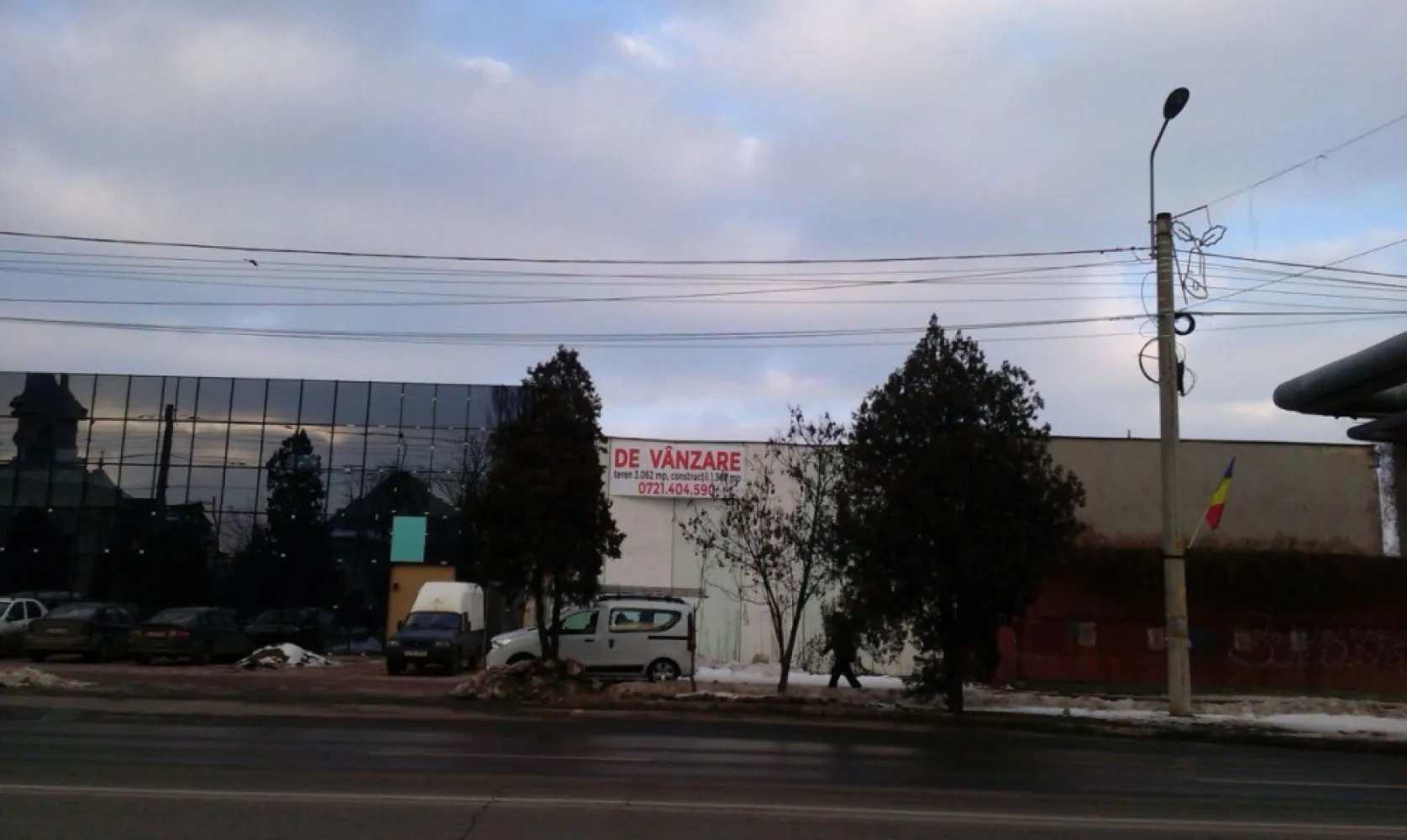 De vanzare HALE 1.368mp teren 3.062mp Jumbo, Dedeman, Lidl, termen plata 3ani - De vanzare HALE 1.368mp, teren 3.062mp bd. Socola langa Jumbo, Dedeman, Lidl, colt intersectie - termen de plata 3 ani; - deschidere de 47m la bd. Socola si 74m la str. Bularga; - dublu acces auto - catre str. Bularga (existent) si spre bd. Socola (exista proiect in curs de amenajare); - colt de intersectie semaforizata, vizibilitate foarte buna, deschidere foarte mare catre traficul auto dinspre Bucium (perpendicular); - halele pot fi compartimentate pe inaltime (parter + etaj); - conductele de termoficare au fost mutate in strada Bularga. indicatori conform PUG nou: - CUT 4 - POT 60% - nu se limiteaza inaltimea maxima - UTR D - Activitati comerciale, servicii, locuinte colective