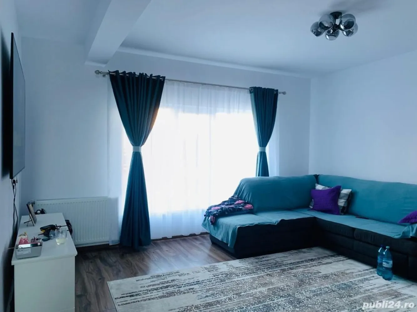 Vila deosebita,zona Hlincea - Se vinde in exclusivitate vila mobilata si utilata modern,curte amenajata complet,rulouri,gazon, arbori ornamentali,terasa acoperita. Casa se afla in Hlincea intr-o zona splendida de vile, o oaza de liniste si un peisaj de vis. Având 125 mp utili si 350 mp teren, imobilul este compartimentat astfel : Parter: living,hol,baie,bucatarie cu iesire pe terasa ; Etaj : 3 dormitoare,balcon, baie; +mansarda. Casa este izolata cu polistiren de 10 , iar podul cu vata bazaltica. Ca localizare sunte aproape de cele 2 manastiri emblematice a Iasului : Hlincea si Cetatuia,la 5 minute de Continental si 20 minute de Palas, Podu Ros. Se accepta credit! Casa se vinde ca in poze! Preț : 155.000 Euro