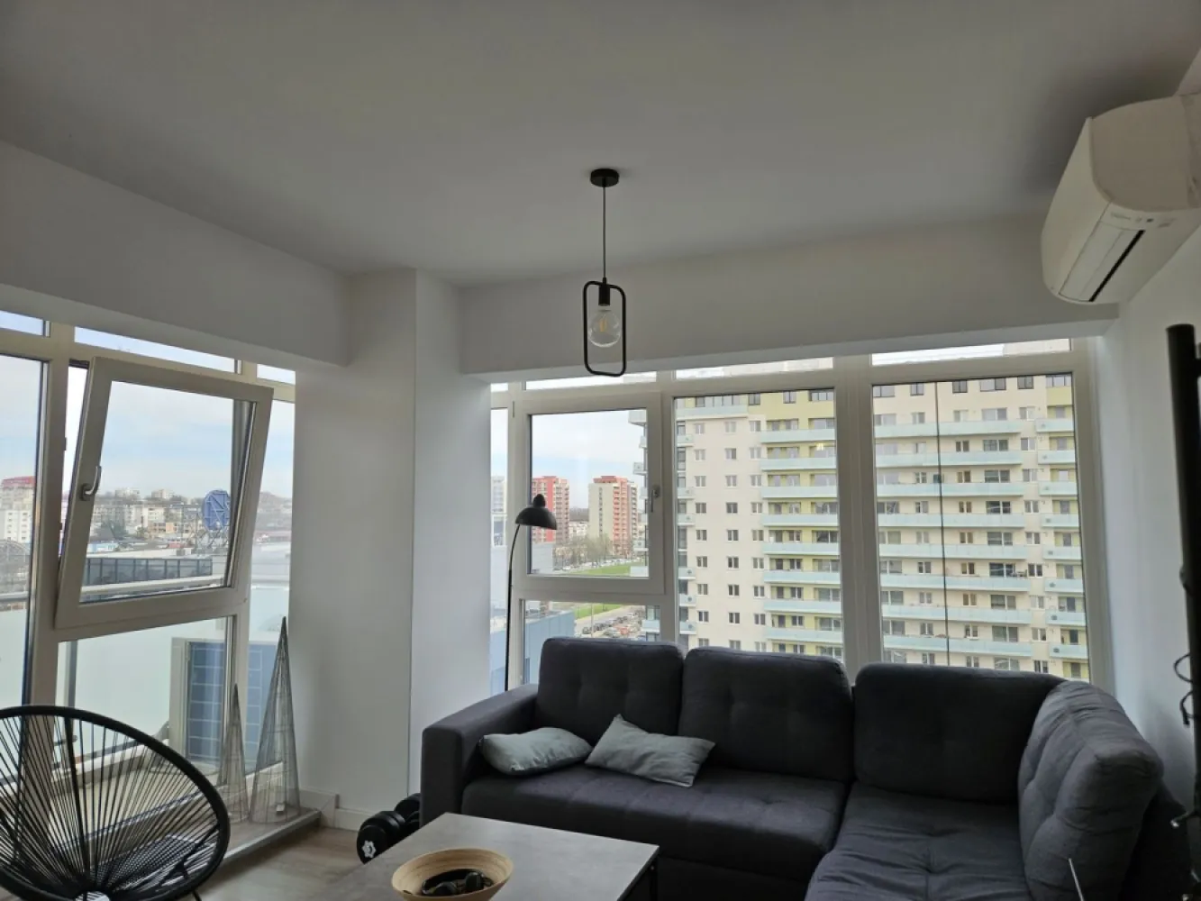 Apartament 2 camere Conest Tudor - Apartament 2 camere decomandat din 2020 Conest Grand Residence(Iulius Mall) 64 mp(58 mp utili+ 6mp balcon) etaj intermediar-7 Loc de parcare suprateran inclus Mobilat integral Orientare către Splai Bahlui Servicii si utilitati: Bloc fără gaz(costuri reduse), paza, parcare Lângă spatii comerciale, Iulius Mall și universități Locuit doar de proprietar Termen de habitatie variabil. Se vinde mobilat și cu loc de parcare. Ușor negociabil
