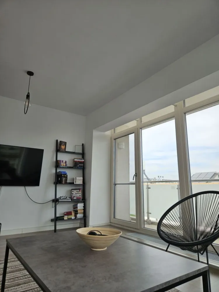 Apartament 2 camere Conest Tudor - Apartament 2 camere decomandat din 2020 Conest Grand Residence(Iulius Mall) 64 mp(58 mp utili+ 6mp balcon) etaj intermediar-7 Loc de parcare suprateran inclus Mobilat integral Orientare către Splai Bahlui Servicii si utilitati: Bloc fără gaz(costuri reduse), paza, parcare Lângă spatii comerciale, Iulius Mall și universități Locuit doar de proprietar Termen de habitatie variabil. Se vinde mobilat și cu loc de parcare. Ușor negociabil