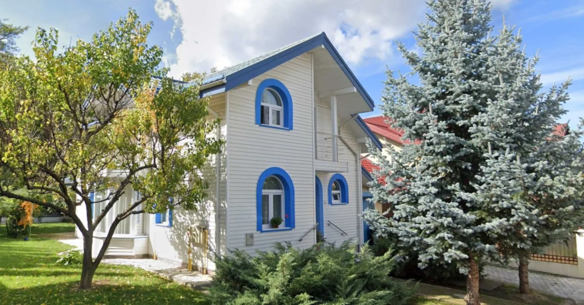 Persoana fizica vand vila Aleea Domenii - Persoana fizica vand vila zona Plopii fara sot - Aleea Domenii An constructie - 2003, 4 camere, 240mp suprafata construita, 820mp suprafata teren Garaj beci terasa spatioasa Mai multe detalii si poze in privat/whatsapp 07******27