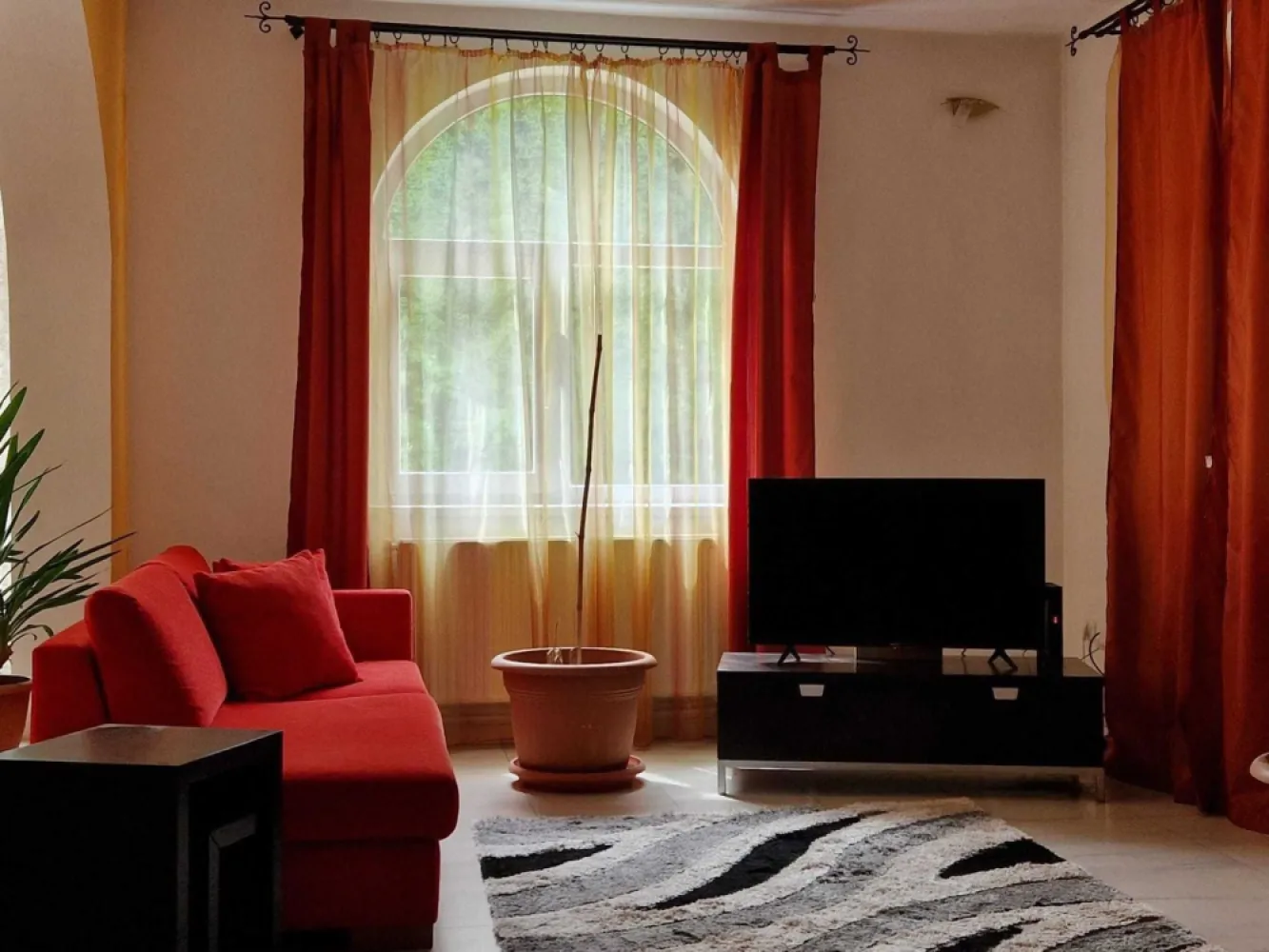 Persoana fizica vand vila Aleea Domenii - Persoana fizica vand vila zona Plopii fara sot - Aleea Domenii An constructie - 2003, 4 camere, 240mp suprafata construita, 820mp suprafata teren Garaj beci terasa spatioasa Mai multe detalii si poze in privat/whatsapp 07******27