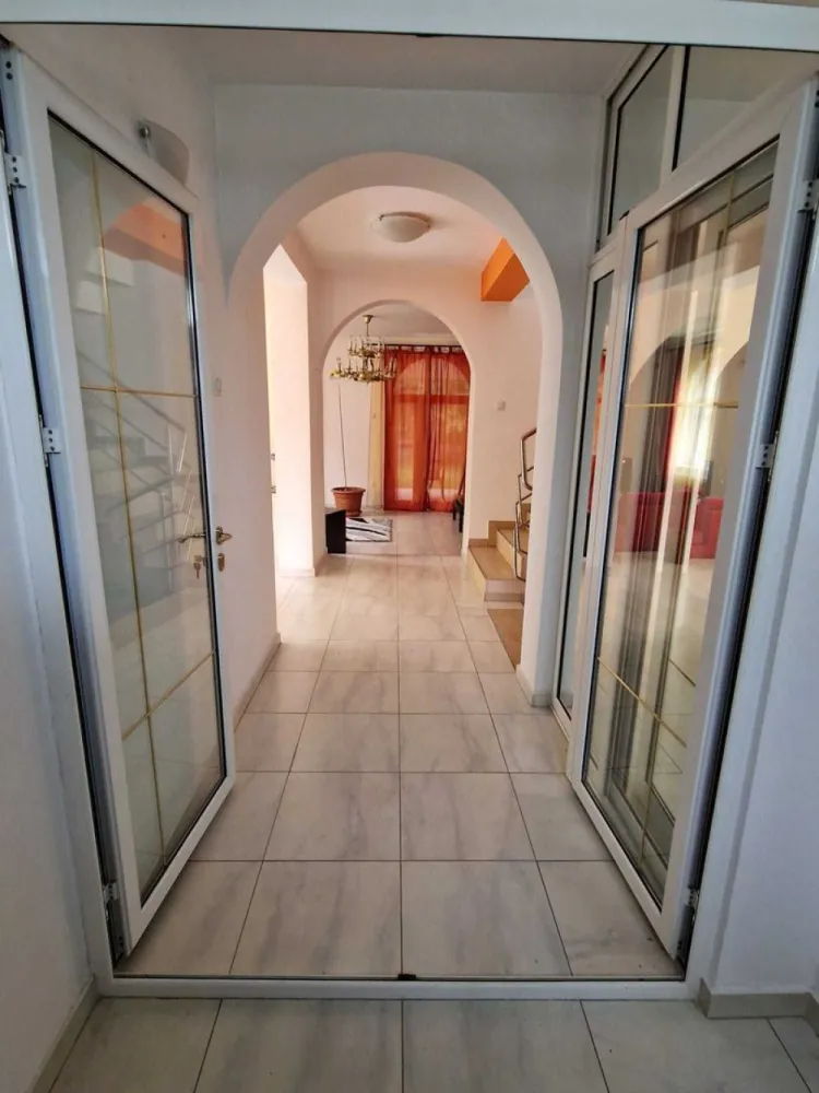 Persoana fizica vand vila Aleea Domenii - Persoana fizica vand vila zona Plopii fara sot - Aleea Domenii An constructie - 2003, 4 camere, 240mp suprafata construita, 820mp suprafata teren Garaj beci terasa spatioasa Mai multe detalii si poze in privat/whatsapp 07******27