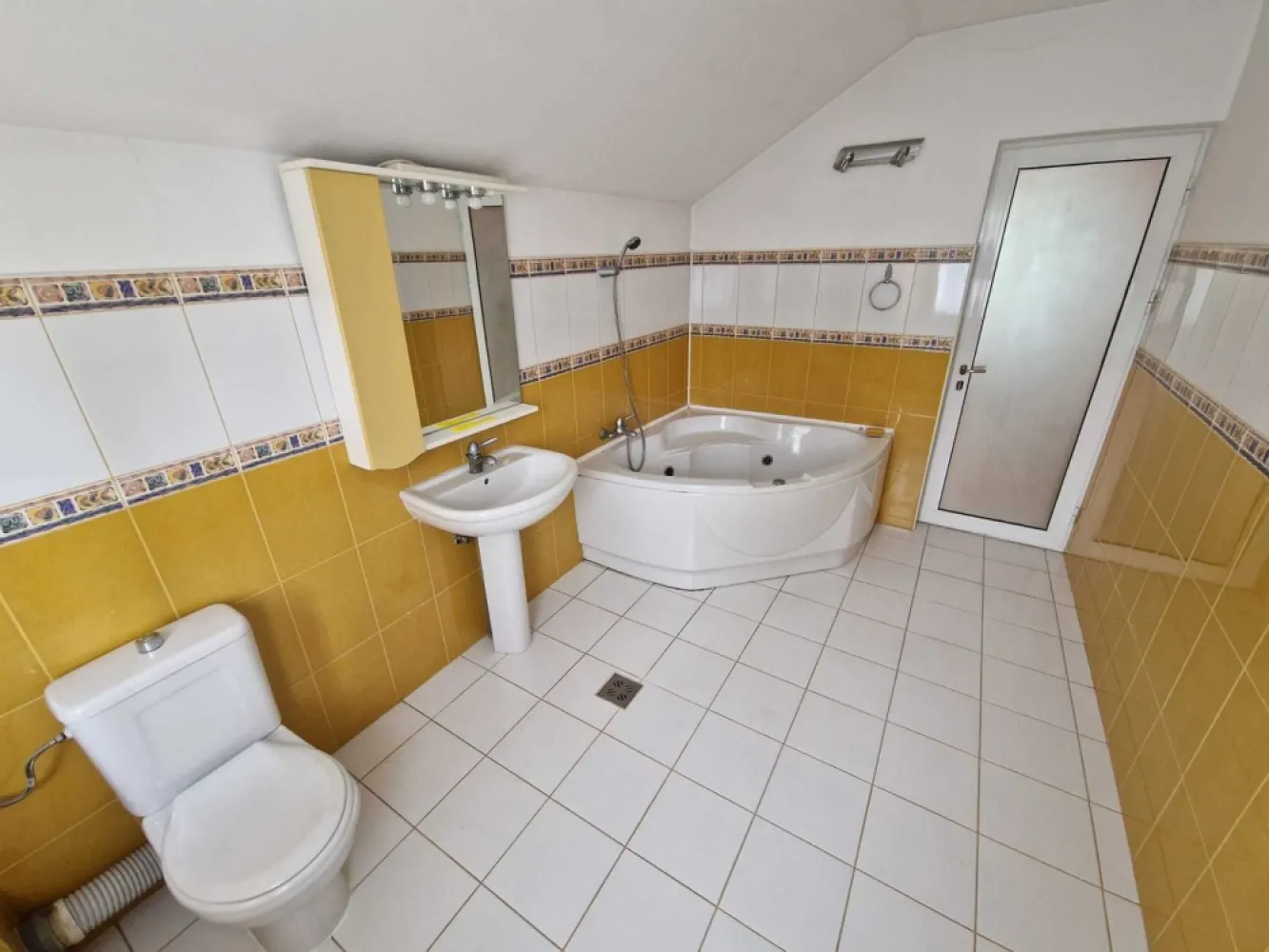 Persoana fizica vand vila Aleea Domenii - Persoana fizica vand vila zona Plopii fara sot - Aleea Domenii An constructie - 2003, 4 camere, 240mp suprafata construita, 820mp suprafata teren Garaj beci terasa spatioasa Mai multe detalii si poze in privat/whatsapp 07******27