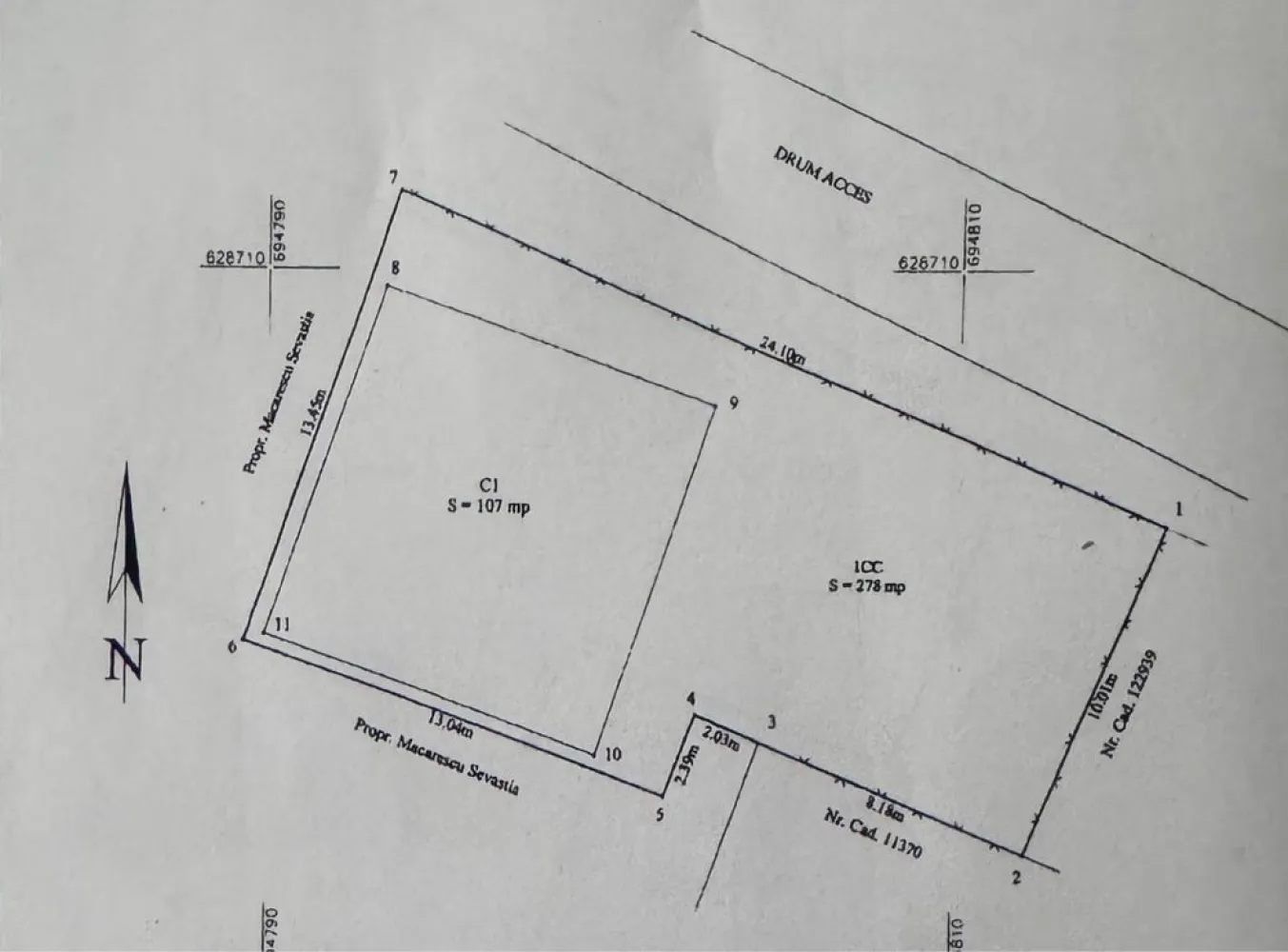 Teren cu casa zona CUG - Vând teren cu casă în Cug cu acces la două străzi Aleea Tudor Neculai și Aleea Valea Adâncă. Terenul are 876 mp din care 598 mp este teren în posesie și folosință iar cei 278 mp proprietate. Casa este intabulata și are regim de înălțime parter și pod locuibil / mansarda , amprenta la sol de 107 mp, total 214 mp cu tot cu mansarda . Casa a fost locuită până a o cumpără. Casa se află pe bucata de teren proprietate . Nu se vinde pe bucăți. Se vinde întreaga proprietate.