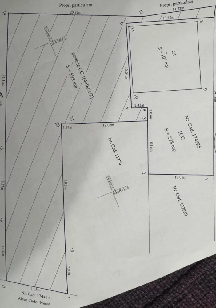 Teren cu casa zona CUG - Vând teren cu casă în Cug cu acces la două străzi Aleea Tudor Neculai și Aleea Valea Adâncă. Terenul are 876 mp din care 598 mp este teren în posesie și folosință iar cei 278 mp proprietate. Casa este intabulata și are regim de înălțime parter și pod locuibil / mansarda , amprenta la sol de 107 mp, total 214 mp cu tot cu mansarda . Casa a fost locuită până a o cumpără. Casa se află pe bucata de teren proprietate . Nu se vinde pe bucăți. Se vinde întreaga proprietate.