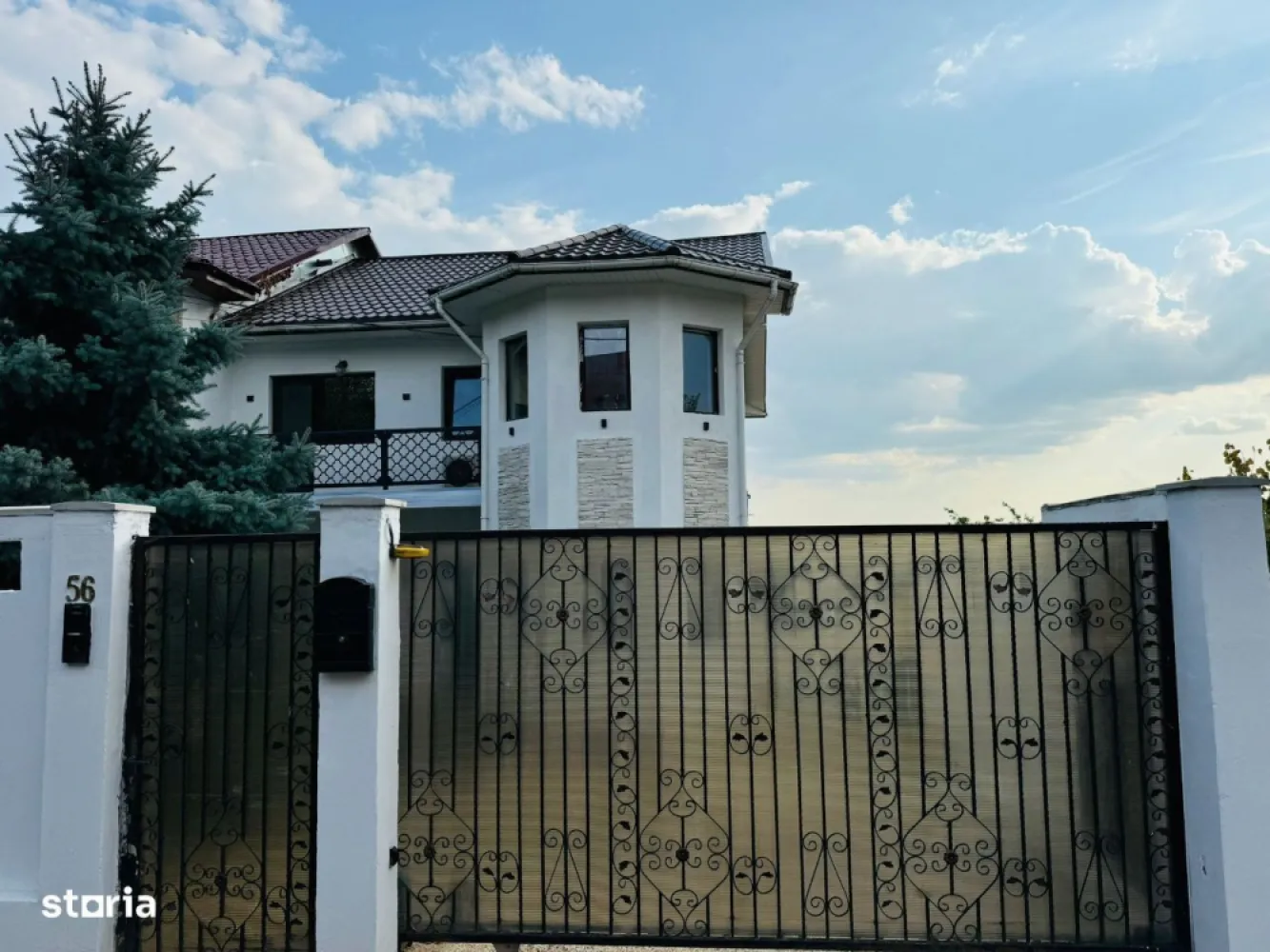 Vila Bucium Plopii fara sot - 0% Comision Gard din beton inalt care inconjoara toata curtea. Locuinta ideala pentru o familie mare, cu Demisol unde se poate locui si mansarda care se poate finisa, practic s-ar putea face inca doua apartamente separate la demisol si in mansarda. Are curent la 2.20, dar si la 3.80. Priveliste minunata, Liniste. Vila deosebită în Bucium, aproape de toate punctele de interes! Preț: 165000EUR Descoperă o oază de liniște și confort în inima naturii, cu această vilă superbă situată în Bucium. Cu două căi de acces către oraș și amplasată într-o zonă ferită de zgomot, vila este ideală pentru familii ce își doresc să fie aproape de tot ce contează: Arcadia, școli, grădinițe, magazine, săli de fitness și mănăstiri. Proprietatea dispune de o terasă mare și 2 balcoane pentru momente de relaxare, iar construcția de înaltă calitate include uși de lemn masiv, parchet din lemn de nuc și finisaje din granit. Casa oferă 4 camere spațioase, 2 băi, un living generos și bucătărie parțial mobilată. Curtea este ideală pentru parcare și recreere, iar troița cu cruce adaugă un aer deosebit locului. Vecinii sunt liniștiți, iar natura din jur oferă un peisaj încântător, perfect pentru cei care doresc să evadeze din agitația orașului, fiind totodată aproape de toate facilitățile importante. Mutare imediată!
