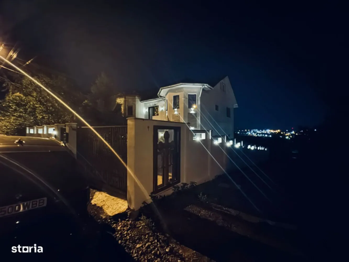 Vila Bucium Plopii fara sot - 0% Comision Gard din beton inalt care inconjoara toata curtea. Locuinta ideala pentru o familie mare, cu Demisol unde se poate locui si mansarda care se poate finisa, practic s-ar putea face inca doua apartamente separate la demisol si in mansarda. Are curent la 2.20, dar si la 3.80. Priveliste minunata, Liniste. Vila deosebită în Bucium, aproape de toate punctele de interes! Preț: 165000EUR Descoperă o oază de liniște și confort în inima naturii, cu această vilă superbă situată în Bucium. Cu două căi de acces către oraș și amplasată într-o zonă ferită de zgomot, vila este ideală pentru familii ce își doresc să fie aproape de tot ce contează: Arcadia, școli, grădinițe, magazine, săli de fitness și mănăstiri. Proprietatea dispune de o terasă mare și 2 balcoane pentru momente de relaxare, iar construcția de înaltă calitate include uși de lemn masiv, parchet din lemn de nuc și finisaje din granit. Casa oferă 4 camere spațioase, 2 băi, un living generos și bucătărie parțial mobilată. Curtea este ideală pentru parcare și recreere, iar troița cu cruce adaugă un aer deosebit locului. Vecinii sunt liniștiți, iar natura din jur oferă un peisaj încântător, perfect pentru cei care doresc să evadeze din agitația orașului, fiind totodată aproape de toate facilitățile importante. Mutare imediată!