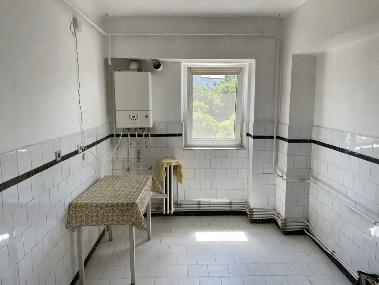 Apartament 4 camere Galata 2 - Iasi etaj 2 4 - Apartament 4 camere zona Galata 2 - zona linistita, etaj 2 4 ,decomandat, 3 camere orientate catre sud, 1 camera catre nord. An constructie - 1980 august. Tip constructie - pe cadre beton. Grinzi groase de 25cm. Amplasat in interior - nu pe colt. Suprafata utila 78.5mp, doua bai, doua balcoane, doua debarale ,usa metalica intrare ,centrala Immergas 28KW- noua, Apartament izolat exterior, inclusiv izolare balcoane. Geamuri termopan, balcoane inchise - plase tantari tip rulou Parchet stejar masiv 2cm pe hol si in cele 4 camere. ( necesita raschetare si lacuire ) - cel mai scump parchet din piata. Apa de calitate la robinet (Timisesti) - rece tot timpul anului - 4-5 grade si fara gust salciu. ( ideala de baut Nu necesita filtru. Nu este apa calcaroasa - in 15 ani la vechea centrala nu au fost depuneri in schimbatorul de caldura - pentru apa cald. se preda gol - Necesita zugravire si dupa preferinte inlocuire gresie si faianta in bai. calorifere de fonta. Curatenie pe casa scarii - acum 1.5 ani, interfon. Scari interioare late 1,2m. Distanta fata de blocul de vis-a-vis - 50m - nu aveti senzatie de claustrofobie sau lipsa de intimitate, Gradinita si scoala la 150m distanta. Locuri de parcare in spatele si fata blocului, aleea betonata in spatele blocului. Parc de joaca copii - amenajat. in zona Carrefour la parter, Mega Image, Lidl si Penny. Pe jos pana in centru se fac 15 minute pana in Stefan cel Mare Piata Unirii. contact ,