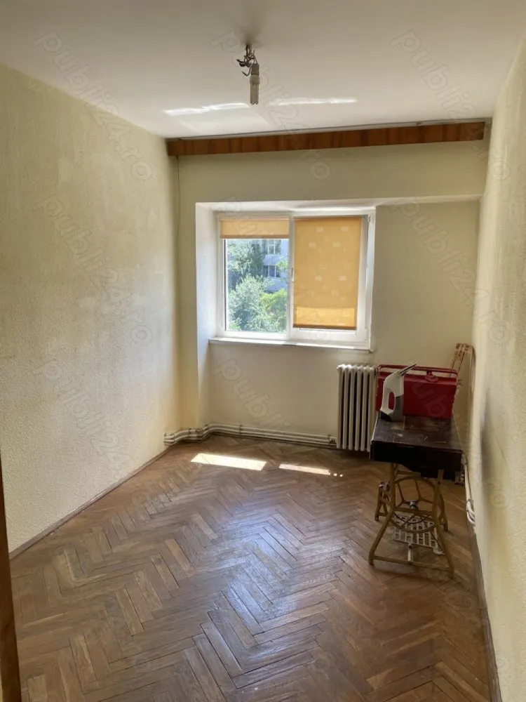Apartament 4 camere Galata 2 - Iasi etaj 2 4 - Apartament 4 camere zona Galata 2 - zona linistita, etaj 2 4 ,decomandat, 3 camere orientate catre sud, 1 camera catre nord. An constructie - 1980 august. Tip constructie - pe cadre beton. Grinzi groase de 25cm. Amplasat in interior - nu pe colt. Suprafata utila 78.5mp, doua bai, doua balcoane, doua debarale ,usa metalica intrare ,centrala Immergas 28KW- noua, Apartament izolat exterior, inclusiv izolare balcoane. Geamuri termopan, balcoane inchise - plase tantari tip rulou Parchet stejar masiv 2cm pe hol si in cele 4 camere. ( necesita raschetare si lacuire ) - cel mai scump parchet din piata. Apa de calitate la robinet (Timisesti) - rece tot timpul anului - 4-5 grade si fara gust salciu. ( ideala de baut Nu necesita filtru. Nu este apa calcaroasa - in 15 ani la vechea centrala nu au fost depuneri in schimbatorul de caldura - pentru apa cald. se preda gol - Necesita zugravire si dupa preferinte inlocuire gresie si faianta in bai. calorifere de fonta. Curatenie pe casa scarii - acum 1.5 ani, interfon. Scari interioare late 1,2m. Distanta fata de blocul de vis-a-vis - 50m - nu aveti senzatie de claustrofobie sau lipsa de intimitate, Gradinita si scoala la 150m distanta. Locuri de parcare in spatele si fata blocului, aleea betonata in spatele blocului. Parc de joaca copii - amenajat. in zona Carrefour la parter, Mega Image, Lidl si Penny. Pe jos pana in centru se fac 15 minute pana in Stefan cel Mare Piata Unirii. contact ,