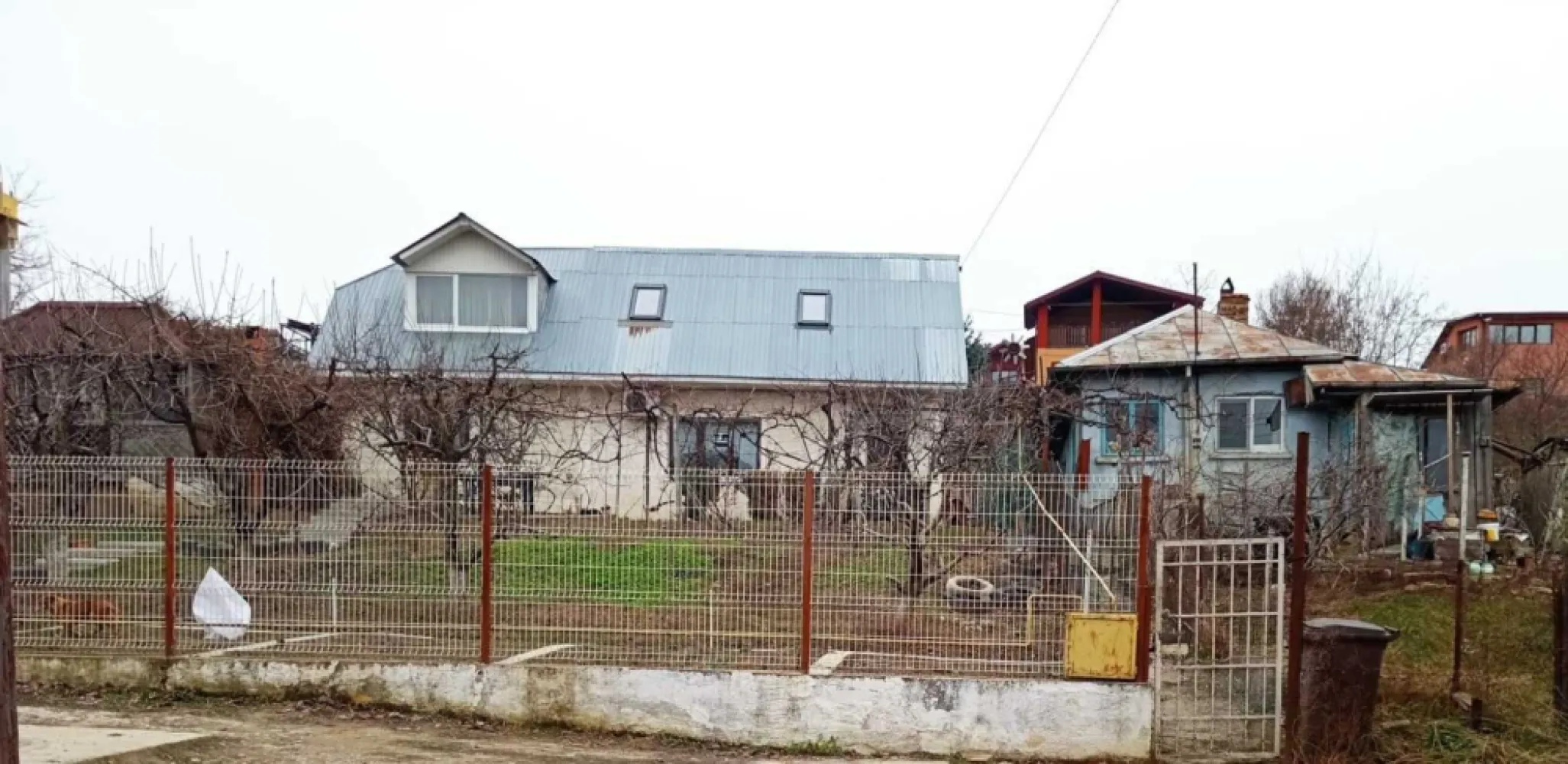 Casa si teren Pacurari (Iasi) - Gradina Botanica - Persoană fizică vând proprietate intravilan, intabulata, în Iași, la 800 metri de Piata Păcurari și 300 metri de intrarea în Gradina Botanica cu suprafața totală de 721 mp. Aceasta este compusa din: - casa P+M de 116 mp, racordata la toate utilitățile (curent, apă, gaz, canalizare stradală, internet, tv), garaj, beci, foișor, magazie. La parter este compusa din living cu bucătărie, 2 camere, 2 holuri si 1 baie, iar la mansarda se afla 2 camere si 1 baie; - casa batraneasca 73 mp intabulata cu posibilitate de racordare la utilități; - gradina cu vie, pomi fructiferi, legume. Zona este foarte liniștită și înconjurată de natură (intr-o latura a proprietatii este Gradina Botanica), proprietatea oferind astfel numeroase oportunități de dezvoltare. Prețul întregii proprietati este de 199.900 euro (ușor) negociabil. Informații suplimentare la nr. 0756 580 883.
