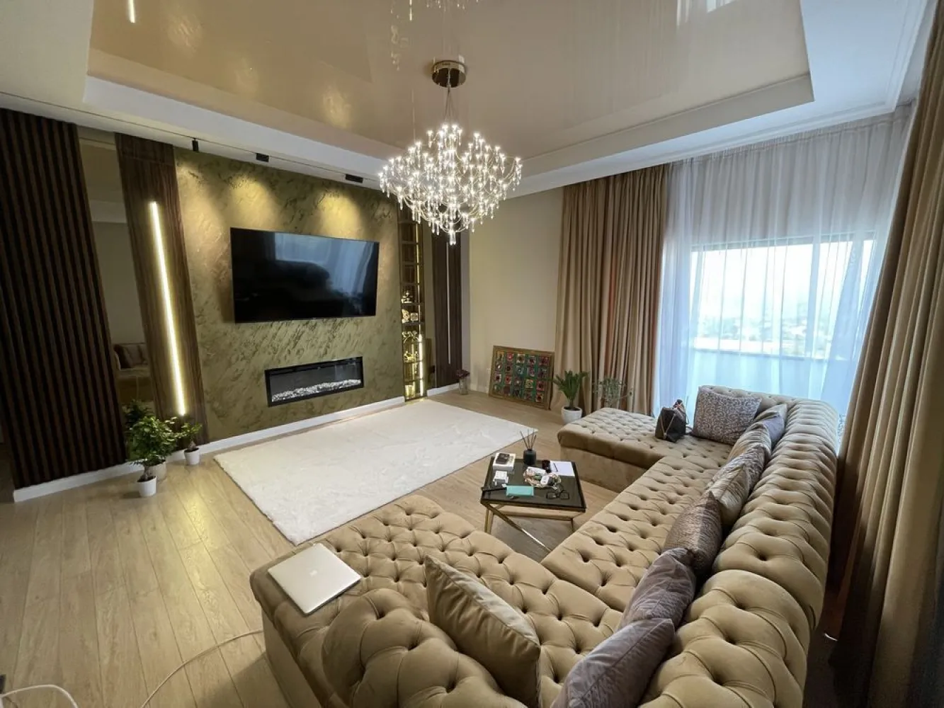 Vila cu piscina PREMIUM in Bucium - Va propun spre vanzare o vila de lux avand 6 camere, 145mp utili si 570mp curte, finalizata in anul 2023, in zona Bucium. Vila este inconjurata de spatiu verde, are o priveliste panoramica deosebita asupra orasului, si ofera tot confortul unei proprietati de lux din zona Cu siguranta prezentarea acestei proprietati nu poate fi cuprinsa in cateva paragrafe, astfel incat imi face placere sa va invit la o discutie telefonica, pentru o prezentare oficiala. Detalii 07********40