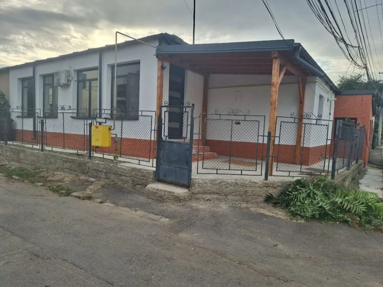 Casa de vanzare Sararie - Copou - Casa 4 camere (duplex - 1 perete comun) - cartier Sararie - str. Oituz nr. 1 -suprafata interioara utila 85m2 (construita 110 m2) -suprafata teren 147 m2 (inclusiv casa) -constructie integrala din caramida -renovata interior/exterior -izolatie exterioara, termopane, aer conditionat, incalzire pardoseala, mobilata partial -toate utilitatile -disponibila imediat -se accepta doar plata cash, fara schimburi -pret: 170.000 Euro -T: 0743 _ 050448