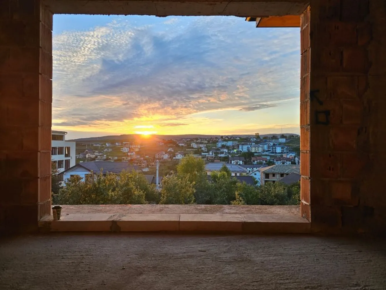Casa Premium, locatie excelenta (Manastirea Cetatuia) la 1,5 km de Bld - Casă nouă tip duplex în apropiere de Mănăstirea Cetățuia, cu 4 camere, 3 băi, si teren generos si terasa de 20mp! Constructie solida, cu respectarea proiectului si cartea tehnica a constructiei la finalizare. • Suprafață teren: 390 mp; • Suprafață utilă: 120mp; • Băi: 3; • Compartimentare: -parter: living cu iesire pe terasa, bucatarie, baie, hol; -etaj: 1 dormitor matrimonial cu baie, dressing si balcon, 2 dormitoare, hol, baie; • Platforma masina: 2 locuri; • Utilitati: canalizare, apa, gaz, energie electrica; Dotari: incalzire in pardoseala, cu grup de amestec pe fiecare etaj, centrala termica in condensare, ferestre PVC cu geamuri termopan, izolatie termica exterior, hidroizolatie+termizolatie fundatie, acoperis din tabla, bai echipate complet cu sanitare de calitate, instalatie electrica modulara. Situată pe strada Cetatii, la doar 1,5 km de Bulevardul Poitiers, în apropiere de zona pitorească a Mănăstirii Cetățuia, această casă este alegerea ideală pentru cei care doresc să locuiască într-o zonă liniștită și accesibilă. Accesul se face pe drum asfaltat pe 2 rute: de la bd. Poitiers prin padurea catre manastire, respectiv de la bd. Poitiers prin Manta Rosie. Designul interior este conceput pentru a oferi confort și funcționalitate, cu spații bine optimizate pentru nevoile unei familii moderne. Totodata, duplexul este construit astfel incat sa ofere intimitate, cu pereti comuni doar pe casa scarii, holuri sau bai. Avantaje: locatie accesibila, vedere panoramica, lipsa santierelor ulterioare in imediata proximitate (este ultima parcela construibila pe toata strada), posibilitate alegere finisaje. Pretul este de 185.000 euro, fara TVA.