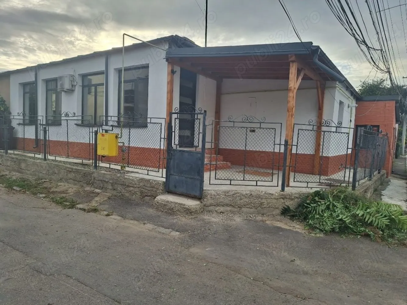 BRASADAS vinde casa 4 cam Sararie - Copou. - Agenția imobiliara BRASADAS vinde casa 4 camere (duplex - 1 perete comun) -cartier Sararie - str. Oituz nr. 1 -suprafata 85m + 115m teren adiacent -constructie integrala din caramida -renovata interior exterior -izolatie exterioara, termopane, aer conditionat, incalzire pardoseala, mobilata partial -toate utilitatile -disponibila imediat -se accepta doar plata cash, fara schimburi.
