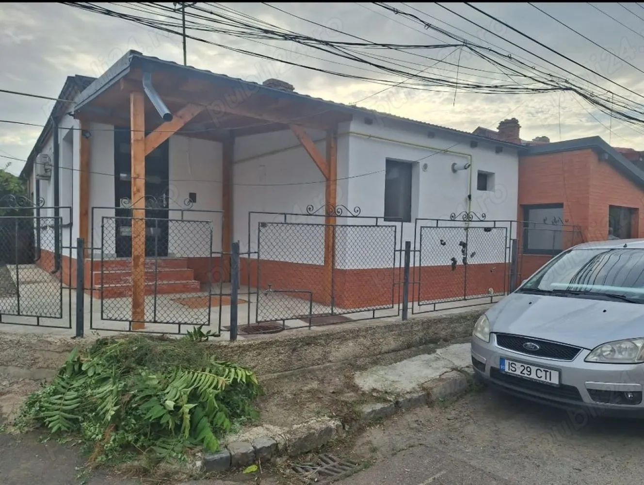 BRASADAS vinde casa 4 cam Sararie - Copou. - Agenția imobiliara BRASADAS vinde casa 4 camere (duplex - 1 perete comun) -cartier Sararie - str. Oituz nr. 1 -suprafata 85m + 115m teren adiacent -constructie integrala din caramida -renovata interior exterior -izolatie exterioara, termopane, aer conditionat, incalzire pardoseala, mobilata partial -toate utilitatile -disponibila imediat -se accepta doar plata cash, fara schimburi.