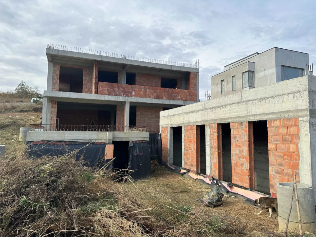 Casa la Rosu, Moara de Vant, Spital Regional, AirBnb, Investitie, Iasi - De vanzare casa la rosu Iasi, Str.Moara de Vant, nr.415D , 880 mp teren intravilan. adresa de Iasi Vedere Panoramica si datorita diferentei de nivel, loturile de mai jos nu va pot lua vederea Se vinde in stadiul in care este. Pretul nu este negociabil. Am bagat 300k inainte de cresteri, acum numai pretul la un lot de langa, de aceeasi marime e 110k+ euro. La ora de varf este la cateva minute de Noul Spital Regional la 5 minute de aeroport la 10 minute de Palas. Vedere Panoramica Autorizatie de Construire valabila pana 13.07.2025 Toate utilitatile Curent Trifazic Put Fantana 40 metri adancime 10 Piloti la 10 metri adancime in partea de jos a casei Gol de lift ce se poate astupa daca nu vreti lift. 2 cai de acces cu cota parte- drum privat cu bariera pe ambele parti. ( partea de jos coboara spre Brizo, partea de sus spre spitalul de urgenta ) demisol: 170 mp2 construit 144 utili 80 terasa bucatarie openspace + living birou camera servere complet in pamant... merge ca si panic room parter: 203 construit 132 util 32 terasa garaj pentru 2 masini dormitor matrimonial cu 2 bai si 2 dressing-uri 2 dormitoare fiecare cu dressing propriu si cu O (1) baie pe hol ( se poate transforma un dressing in a 2-a baie ca sa aibe fiecare camera baia proprie) mansarda: 160 construit ( pe proiect ) 119 util ( pe proiect ) 30 terasa ( pe proiect ) cladire piscina: ( gandita pt canal de inot 62 construit 50 utili cladire camera tehnica : 28 construit 22 util 3 corpuri 467 total utili (mansarda nu e construita inca, doar placa turnata) 348 construit utili acum S-ar preta ca si investitie pentru AIRBnb Booking Demisol bucatarie si living open space. Parter 3 garsoniere cu baie proprie Mansarda 4 Garsoniere cu baie proprie din care 3 cu balcon. Cladirea cu piscina poate fi pastrata ca si piscina sau transformata intr-un apartament de 50 mp2. Sau Recompartimentat si transformat in 4 apartamente ( 1 per etaj + 1 in loc de piscina ) Clinica, Azil etc. Pret 299.999 euro Direct Proprietar Pretul NU ESTE NEGOCIABIL! Motivul vanzarii. Nu mai am nevoie de atatia metri utili. Dispus la unele schimburi + diferenta din partea mea sau a voastra. la schimb luati in considerare pretul de 350k cu Vila moderna doar in zona: Moara de vant, Sorogari Aroneanu,Rediu, Breazu. Posibil sa accept schimb si cu Penthouse ( minim 100+ metri utili si 100+metri terasa) in zonele de mai sus. Nu deranjati inutil. Multumesc