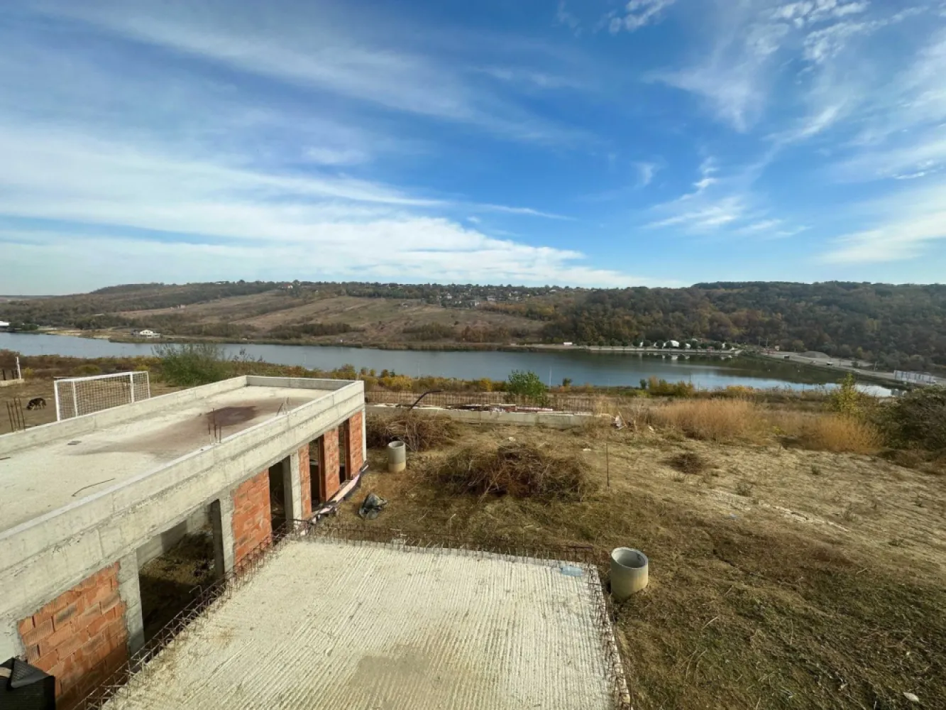 Casa la Rosu, Moara de Vant, Spital Regional, AirBnb, Investitie, Iasi - De vanzare casa la rosu Iasi, Str.Moara de Vant, nr.415D , 880 mp teren intravilan. adresa de Iasi Vedere Panoramica si datorita diferentei de nivel, loturile de mai jos nu va pot lua vederea Se vinde in stadiul in care este. Pretul nu este negociabil. Am bagat 300k inainte de cresteri, acum numai pretul la un lot de langa, de aceeasi marime e 110k+ euro. La ora de varf este la cateva minute de Noul Spital Regional la 5 minute de aeroport la 10 minute de Palas. Vedere Panoramica Autorizatie de Construire valabila pana 13.07.2025 Toate utilitatile Curent Trifazic Put Fantana 40 metri adancime 10 Piloti la 10 metri adancime in partea de jos a casei Gol de lift ce se poate astupa daca nu vreti lift. 2 cai de acces cu cota parte- drum privat cu bariera pe ambele parti. ( partea de jos coboara spre Brizo, partea de sus spre spitalul de urgenta ) demisol: 170 mp2 construit 144 utili 80 terasa bucatarie openspace + living birou camera servere complet in pamant... merge ca si panic room parter: 203 construit 132 util 32 terasa garaj pentru 2 masini dormitor matrimonial cu 2 bai si 2 dressing-uri 2 dormitoare fiecare cu dressing propriu si cu O (1) baie pe hol ( se poate transforma un dressing in a 2-a baie ca sa aibe fiecare camera baia proprie) mansarda: 160 construit ( pe proiect ) 119 util ( pe proiect ) 30 terasa ( pe proiect ) cladire piscina: ( gandita pt canal de inot 62 construit 50 utili cladire camera tehnica : 28 construit 22 util 3 corpuri 467 total utili (mansarda nu e construita inca, doar placa turnata) 348 construit utili acum S-ar preta ca si investitie pentru AIRBnb Booking Demisol bucatarie si living open space. Parter 3 garsoniere cu baie proprie Mansarda 4 Garsoniere cu baie proprie din care 3 cu balcon. Cladirea cu piscina poate fi pastrata ca si piscina sau transformata intr-un apartament de 50 mp2. Sau Recompartimentat si transformat in 4 apartamente ( 1 per etaj + 1 in loc de piscina ) Clinica, Azil etc. Pret 299.999 euro Direct Proprietar Pretul NU ESTE NEGOCIABIL! Motivul vanzarii. Nu mai am nevoie de atatia metri utili. Dispus la unele schimburi + diferenta din partea mea sau a voastra. la schimb luati in considerare pretul de 350k cu Vila moderna doar in zona: Moara de vant, Sorogari Aroneanu,Rediu, Breazu. Posibil sa accept schimb si cu Penthouse ( minim 100+ metri utili si 100+metri terasa) in zonele de mai sus. Nu deranjati inutil. Multumesc