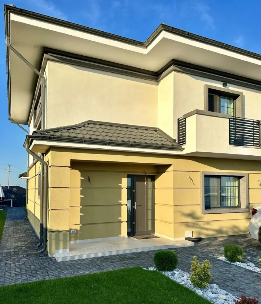 Casa single 140 mp utili în Iasi, Galata, strada Podisului - DE VANZARE: Casa individuala in orasul Iasi, cu 4 camere, 2 bai, 2 terase, cu suprafata utila de 140mp, teren aferent de 400mp, situata in zona GALATA, intr-o locatie foarte exclusivista cu asfalt, in apropierea complexului PLATOUL INSORIT. Compartimentare: PARTER - terasa acces, hol intrare, baie de serviciu, living cu bucatarie open space si cu iesire pe terasa. ETAJ - hol, casa scării (cu acces in podul casei), 3 dormitoare si baie mare cu cada. Detalii constructie, finisaje si dotari: - constructie inceputa in septembrie 2024 cu structura portanta, din caramida si stalpi din beton. -placa de beton inclusiv peste etaj, - izolatie exterioara polistiren 10 cm, - tamplarie termopan, cu 3 randuri de sticla - centrala termica pe gaz - incalzire prin pardoseala - finisaje interioare din gama premium (gresie, faianta, parchet, obiecte sanitare in bai), - alei si parcare auto pavate, Casele sunt in constructie. Termen de finalizare luna iunie 2025. Constructiile se predau branșate la toate utilitațile (energie, gaz, apa si canalizare) PRET: 230.000euro Informatii suplimentare si programare vizionari la telefon : 07******44