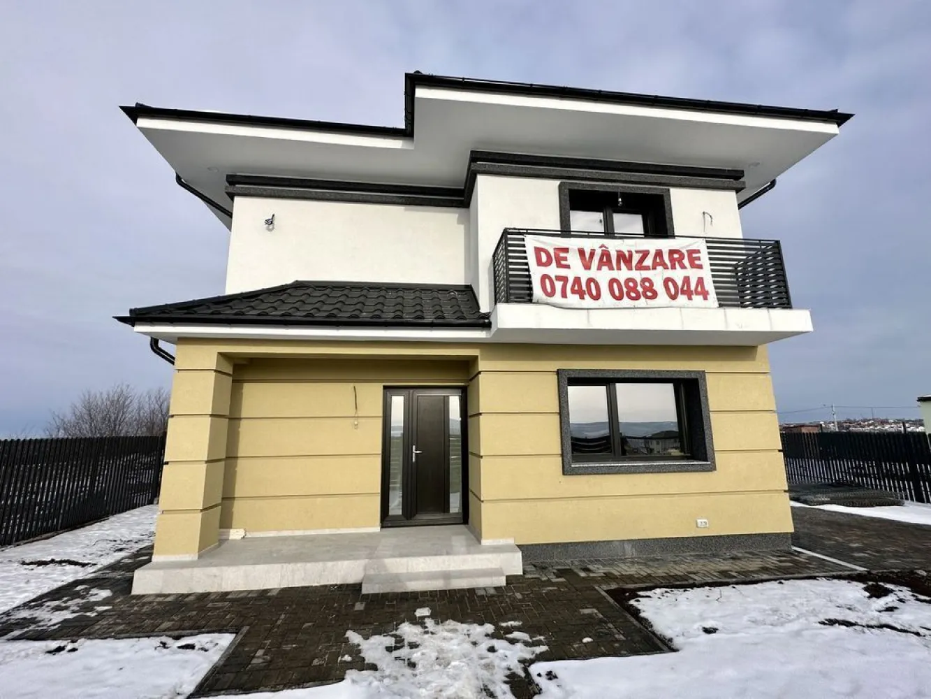 Casa single 140 mp utili în Iasi, Galata, strada Podisului - DE VANZARE: Casa individuala in orasul Iasi, cu 4 camere, 2 bai, 2 terase, cu suprafata utila de 140mp, teren aferent de 400mp, situata in zona GALATA, intr-o locatie foarte exclusivista cu asfalt, in apropierea complexului PLATOUL INSORIT. Compartimentare: PARTER - terasa acces, hol intrare, baie de serviciu, living cu bucatarie open space si cu iesire pe terasa. ETAJ - hol, casa scării (cu acces in podul casei), 3 dormitoare si baie mare cu cada. Detalii constructie, finisaje si dotari: - constructie inceputa in septembrie 2024 cu structura portanta, din caramida si stalpi din beton. -placa de beton inclusiv peste etaj, - izolatie exterioara polistiren 10 cm, - tamplarie termopan, cu 3 randuri de sticla - centrala termica pe gaz - incalzire prin pardoseala - finisaje interioare din gama premium (gresie, faianta, parchet, obiecte sanitare in bai), - alei si parcare auto pavate, Casele sunt in constructie. Termen de finalizare luna iunie 2025. Constructiile se predau branșate la toate utilitațile (energie, gaz, apa si canalizare) PRET: 230.000euro Informatii suplimentare si programare vizionari la telefon : 07******44