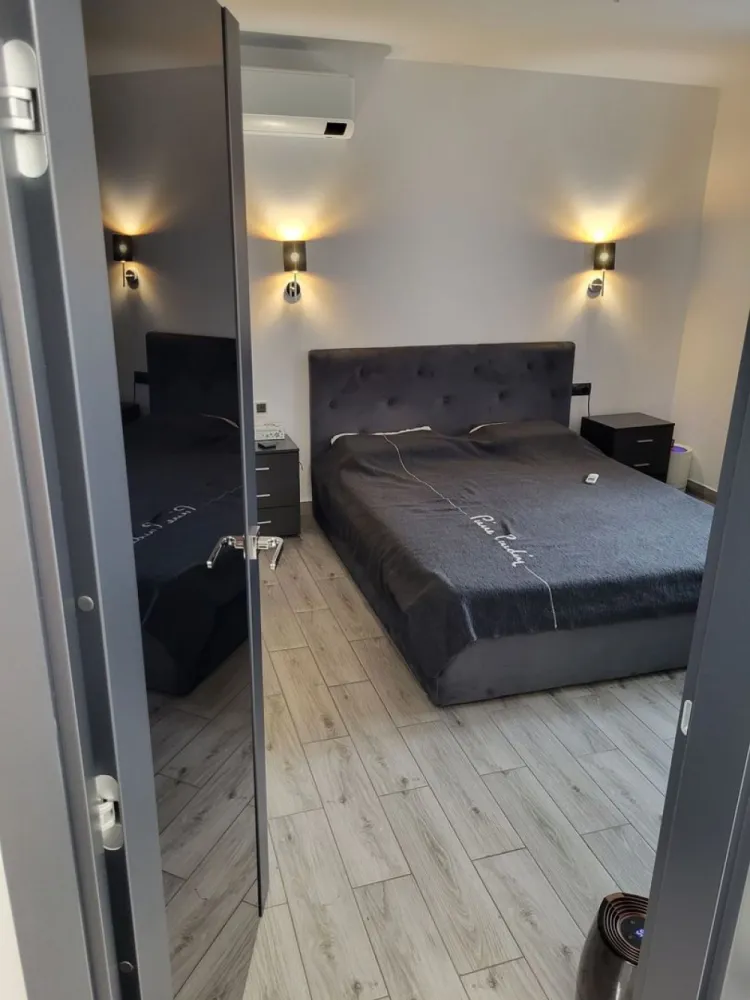 Vand apt. 2 cam. Soseaua Arcu tip vilă billa gara. - Agenția BRASADAS vinde apartament cu 2 camere la blocurile tip vila pe soseua Arcu, mobilat si utilat premium. Apartamentul a fost decapat în anul 2023 pana la ultimul strat de jur împrejur inclusiv pardoseala si s-a pus extrudat jos si apoi incalzirea in pardoseala. Au fost scoși peste 700 de saci de moloz din apartament. Avem pozele cu fiecare stadiu al lucrării, renovarea a fost peste 50 000 € și rămâne și cu mobila și electrocasnicele cum sunt în poze. Instalație termică (încălzire prin pardoseala cu termostate pe fiecare camera). Instalație sanitara - totul nou inclusiv gheurile. Instalație electrică - totul nou Schneider culoare gri. Tamplarie noua termopan 3 geamuri 7 camere. Baia este făcută 75% cu vopsea de la Loggia pe pereți, faianta fiind doar în duș. Aer condiționat. Gresie pe jos în toată casa, fiind mult mai recomandata la încălzirea în pardoseala. Design premium in fiecare încăpere. Poate fi transformat și în spațiu comercial (cabinet, centru de desfacere , etc), datorita configurației și poziției. Prețul este fix și fara schimburi. În acte este parter dar din camere și balcon de vede ca la etajul 1. Suprafata este de 65 mp utili cu balcon închis. Rămâne mobilat exact ca în poze. NU SE INCHIRIAZA! Prețul este fix.