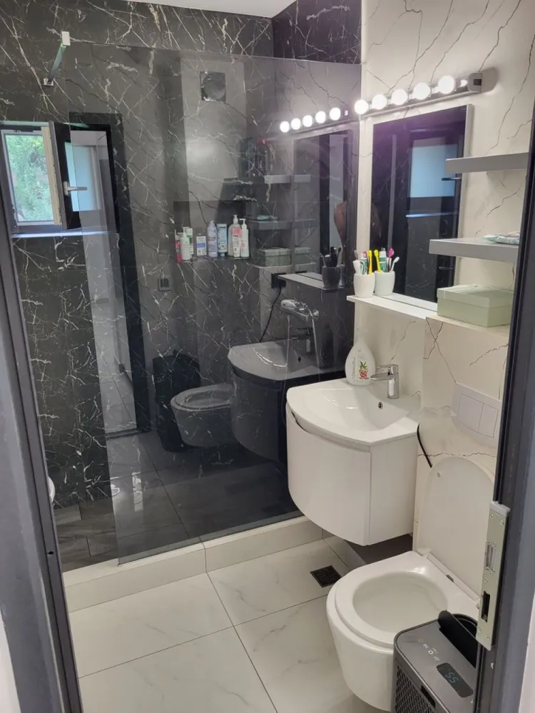 Vand apt. 2 cam. Soseaua Arcu tip vilă billa gara. - Agenția BRASADAS vinde apartament cu 2 camere la blocurile tip vila pe soseua Arcu, mobilat si utilat premium. Apartamentul a fost decapat în anul 2023 pana la ultimul strat de jur împrejur inclusiv pardoseala si s-a pus extrudat jos si apoi incalzirea in pardoseala. Au fost scoși peste 700 de saci de moloz din apartament. Avem pozele cu fiecare stadiu al lucrării, renovarea a fost peste 50 000 € și rămâne și cu mobila și electrocasnicele cum sunt în poze. Instalație termică (încălzire prin pardoseala cu termostate pe fiecare camera). Instalație sanitara - totul nou inclusiv gheurile. Instalație electrică - totul nou Schneider culoare gri. Tamplarie noua termopan 3 geamuri 7 camere. Baia este făcută 75% cu vopsea de la Loggia pe pereți, faianta fiind doar în duș. Aer condiționat. Gresie pe jos în toată casa, fiind mult mai recomandata la încălzirea în pardoseala. Design premium in fiecare încăpere. Poate fi transformat și în spațiu comercial (cabinet, centru de desfacere , etc), datorita configurației și poziției. Prețul este fix și fara schimburi. În acte este parter dar din camere și balcon de vede ca la etajul 1. Suprafata este de 65 mp utili cu balcon închis. Rămâne mobilat exact ca în poze. NU SE INCHIRIAZA! Prețul este fix.