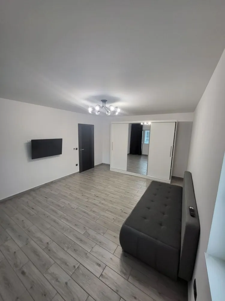 Vand apt. 2 cam. Soseaua Arcu tip vilă billa gara. - Agenția BRASADAS vinde apartament cu 2 camere la blocurile tip vila pe soseua Arcu, mobilat si utilat premium. Apartamentul a fost decapat în anul 2023 pana la ultimul strat de jur împrejur inclusiv pardoseala si s-a pus extrudat jos si apoi incalzirea in pardoseala. Au fost scoși peste 700 de saci de moloz din apartament. Avem pozele cu fiecare stadiu al lucrării, renovarea a fost peste 50 000 € și rămâne și cu mobila și electrocasnicele cum sunt în poze. Instalație termică (încălzire prin pardoseala cu termostate pe fiecare camera). Instalație sanitara - totul nou inclusiv gheurile. Instalație electrică - totul nou Schneider culoare gri. Tamplarie noua termopan 3 geamuri 7 camere. Baia este făcută 75% cu vopsea de la Loggia pe pereți, faianta fiind doar în duș. Aer condiționat. Gresie pe jos în toată casa, fiind mult mai recomandata la încălzirea în pardoseala. Design premium in fiecare încăpere. Poate fi transformat și în spațiu comercial (cabinet, centru de desfacere , etc), datorita configurației și poziției. Prețul este fix și fara schimburi. În acte este parter dar din camere și balcon de vede ca la etajul 1. Suprafata este de 65 mp utili cu balcon închis. Rămâne mobilat exact ca în poze. NU SE INCHIRIAZA! Prețul este fix.