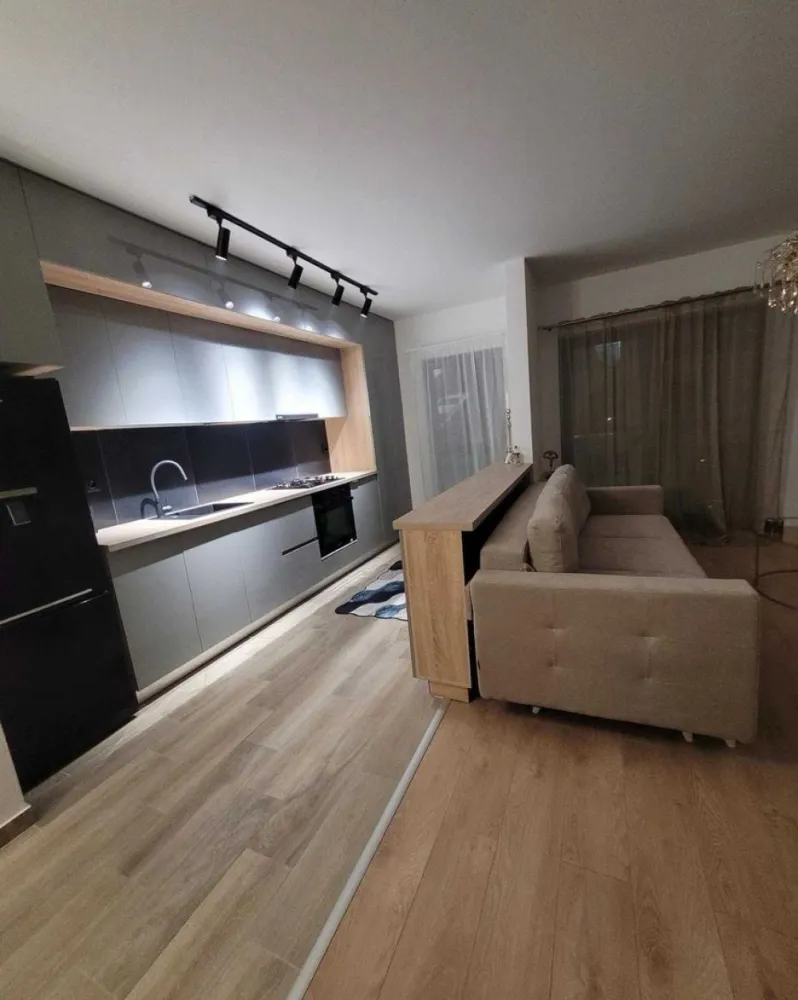 Apartament 2 Camere Lux | Locație Premium | Complet Mobilat - Vă prezentăm un apartament de 2 camere în regim de lux, situat într-unul dintre cele mai liniștite și sigure cartiere ale Bucureștiului, o locație ideală pentru cei ce caută un stil de viață premium. Caracteristici: - Finisaje de top: Design modern, rafinament și confort la superlativ. - Luxul la el acasă: Mobilier de calitate superioară, amenajări deosebite și utilități complete. - Acces facil: La doar câțiva pași de stațiile RATB, tramvaiul 41 și metrou (la scară), acest apartament asigură conexiuni rapide către toate punctele de interes din oraș. Beneficii ale locației: - Centre comerciale și mall-uri în imediata apropiere. - Acces la parcul Drumul Taberei – perfect pentru plimbări și activități recreative. - Proximitatea Stadionului Steaua și a restaurantelor de top, cu meniuri diversificate și ingrediente de cea mai înaltă calitate. - Hypermarket Auchan, piețe cu produse tradiționale fresh, centre spa, unități medicale și diverse zone de promenadă pentru momente de relaxare. Nu ratați această oportunitate de excepție! Un apartament cu o astfel de poziționare și dotări este rar disponibil pe piață. Contactați-ne acum pentru o vizionare și transformați această ofertă în căminul dumneavoastră!