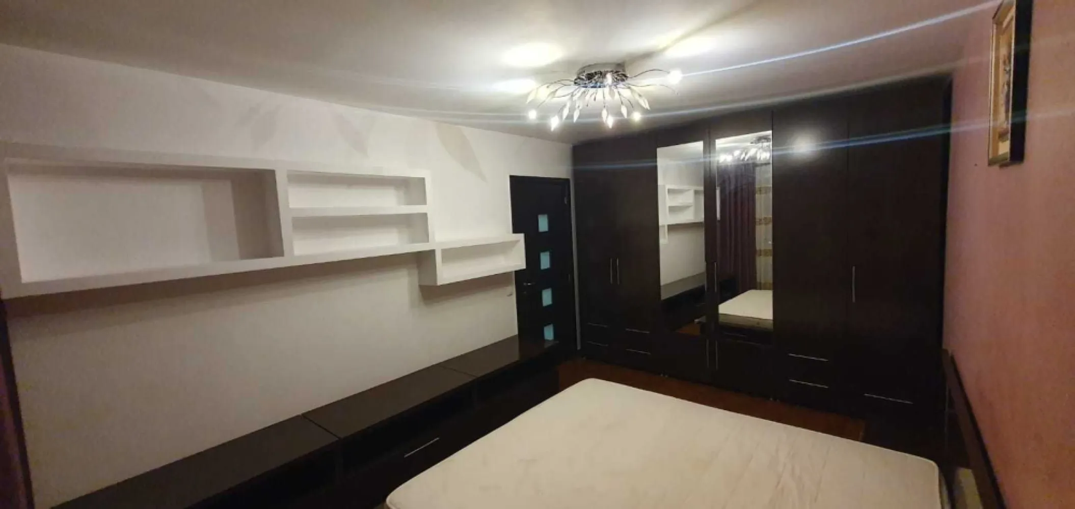 Inchirez apartament 13 septembrie de 2 camere transformat in 3 camere - Apartament super spatios 2 camere ,transformat in 3 camere .Este dotat cu frigider ,aer conditiont,masina de spalat ,cuptor si plita electrica.Sunt foarte multe spatii de depozitare.Se afla situat la etajul 3 .Se poate inchiria pe termen lung.