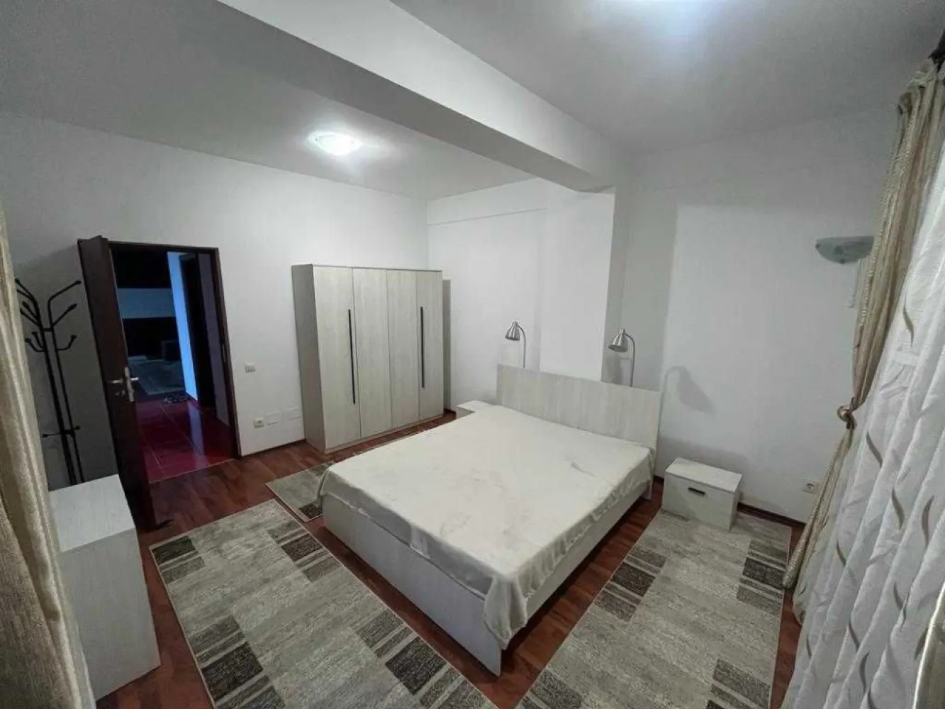 Apartament 2 cam mobilat, bloc 2011, suprafata utila 76mp - Mobilat si utilat complet pentru locuit. Suprafata utila 76,2 mp, suprafata totala 79,92mp. Are bucatarie inchisa. Multiple spaţii de depozitare. Contor apometru, centrala proprie noua si termostat wireless, aparat de aer condiţionat, masina da spalat rufe. Blocul are lift. Blocul se afla pe calea Giulesti, intre podul Basarab si podul Grant Distante: Carrefour Orhideea - 800 m Kaufland Basarab - 850 m Piata Crangasi/Metrou Crangasi - 900 m Metrou Grozavesti: 1,3 km Gara de nord - 1,5 km Statie STB autobuz 178 - 20 m Chiria se percepe astfel: prima luna plus o luna cu titlu de garantie, iar durata minima a contractului este de 1 an. Fara animale de companie.