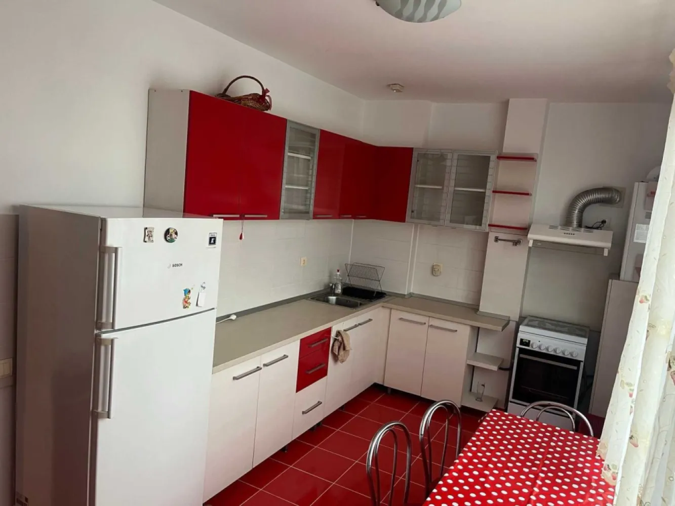 Apartament 2 cam mobilat, bloc 2011, suprafata utila 76mp - Mobilat si utilat complet pentru locuit. Suprafata utila 76,2 mp, suprafata totala 79,92mp. Are bucatarie inchisa. Multiple spaţii de depozitare. Contor apometru, centrala proprie noua si termostat wireless, aparat de aer condiţionat, masina da spalat rufe. Blocul are lift. Blocul se afla pe calea Giulesti, intre podul Basarab si podul Grant Distante: Carrefour Orhideea - 800 m Kaufland Basarab - 850 m Piata Crangasi/Metrou Crangasi - 900 m Metrou Grozavesti: 1,3 km Gara de nord - 1,5 km Statie STB autobuz 178 - 20 m Chiria se percepe astfel: prima luna plus o luna cu titlu de garantie, iar durata minima a contractului este de 1 an. Fara animale de companie.