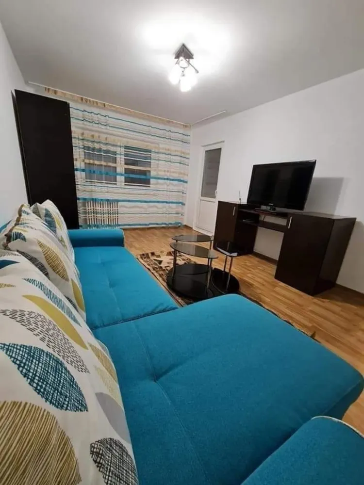 Apartament 2 camere Crangasi - Închiriez apartament cu 2 camere decomandat situat pe Str Vintila Mihăilescu nr 18, Crangasi foarte aproape de mijloacele de transport, metrou , tramvai 41 și autobuze 178*********** 210 la 10 min distanta. Este disponibil de închiriere. Apartamentul se afla în bloc liniștit, are loc de parcare inclus, este utilat și mobilat complet. Are balcon închis. Totul este renovat recent. Toate obiectele sunt cumpărate recent și noi. Se poate viziona în urma unui mesaj sau apel. Pentru detalii va rog mesaj privat și va rog sa ma ajutați cu distribuirea. Prețul este 440 negociabil! Rog seriozitate!