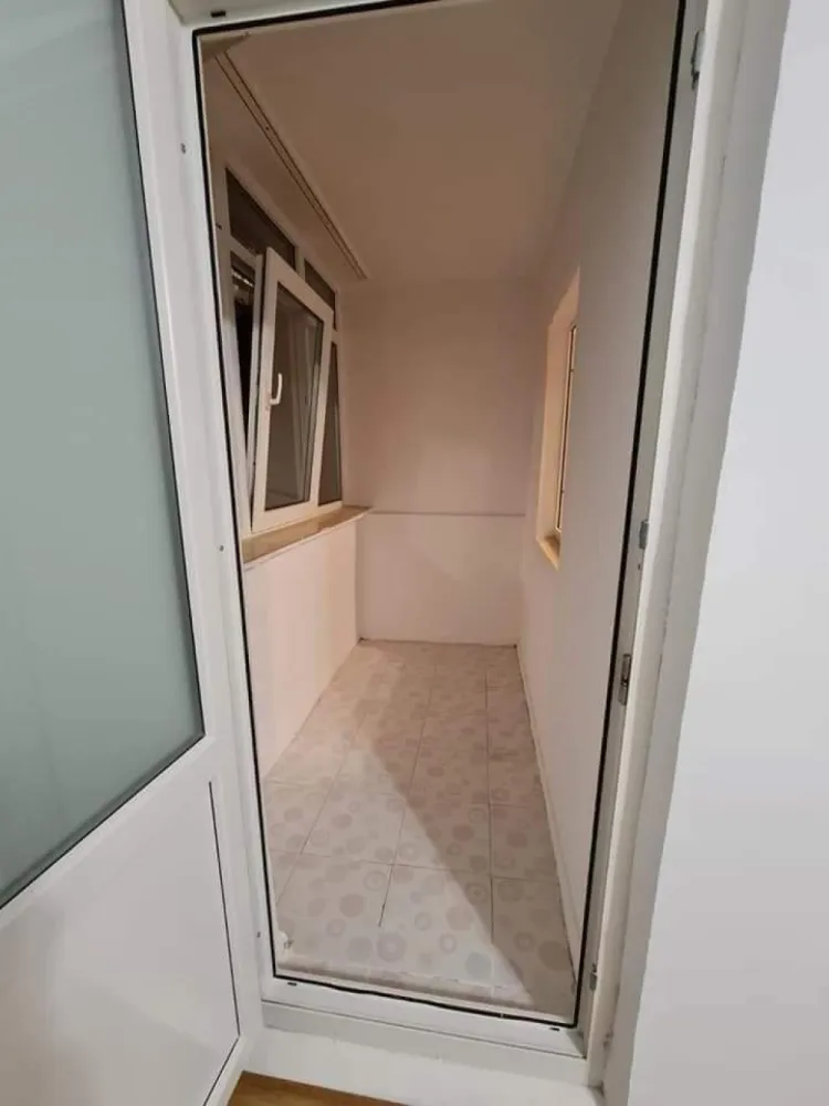 Apartament 2 camere Crangasi - Închiriez apartament cu 2 camere decomandat situat pe Str Vintila Mihăilescu nr 18, Crangasi foarte aproape de mijloacele de transport, metrou , tramvai 41 și autobuze 178*********** 210 la 10 min distanta. Este disponibil de închiriere. Apartamentul se afla în bloc liniștit, are loc de parcare inclus, este utilat și mobilat complet. Are balcon închis. Totul este renovat recent. Toate obiectele sunt cumpărate recent și noi. Se poate viziona în urma unui mesaj sau apel. Pentru detalii va rog mesaj privat și va rog sa ma ajutați cu distribuirea. Prețul este 440 negociabil! Rog seriozitate!