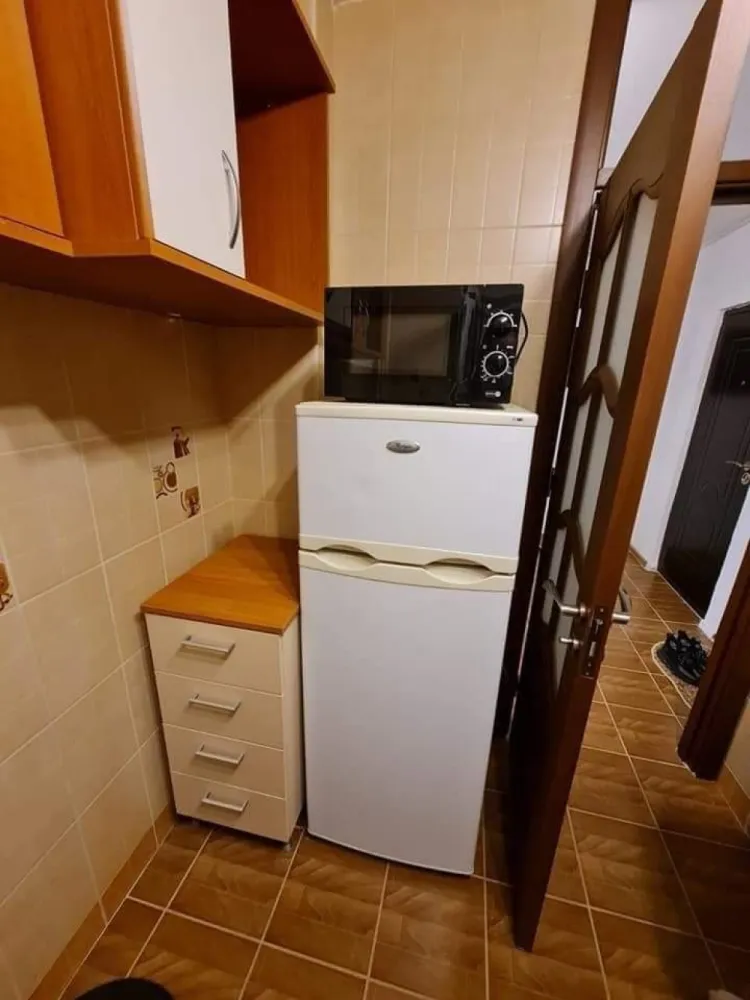 Apartament 2 camere Crangasi - Închiriez apartament cu 2 camere decomandat situat pe Str Vintila Mihăilescu nr 18, Crangasi foarte aproape de mijloacele de transport, metrou , tramvai 41 și autobuze 178*********** 210 la 10 min distanta. Este disponibil de închiriere. Apartamentul se afla în bloc liniștit, are loc de parcare inclus, este utilat și mobilat complet. Are balcon închis. Totul este renovat recent. Toate obiectele sunt cumpărate recent și noi. Se poate viziona în urma unui mesaj sau apel. Pentru detalii va rog mesaj privat și va rog sa ma ajutați cu distribuirea. Prețul este 440 negociabil! Rog seriozitate!