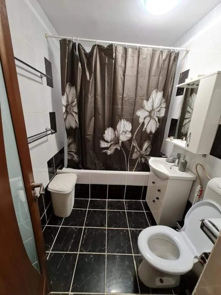 Apartament 2 camere Crangasi - Închiriez apartament cu 2 camere decomandat situat pe Str Vintila Mihăilescu nr 18, Crangasi foarte aproape de mijloacele de transport, metrou , tramvai 41 și autobuze 178*********** 210 la 10 min distanta. Este disponibil de închiriere. Apartamentul se afla în bloc liniștit, are loc de parcare inclus, este utilat și mobilat complet. Are balcon închis. Totul este renovat recent. Toate obiectele sunt cumpărate recent și noi. Se poate viziona în urma unui mesaj sau apel. Pentru detalii va rog mesaj privat și va rog sa ma ajutați cu distribuirea. Prețul este 440 negociabil! Rog seriozitate!