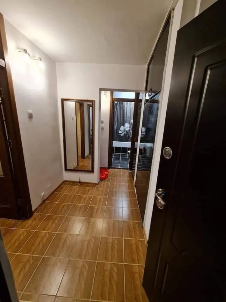 Apartament 2 camere Crangasi - Închiriez apartament cu 2 camere decomandat situat pe Str Vintila Mihăilescu nr 18, Crangasi foarte aproape de mijloacele de transport, metrou , tramvai 41 și autobuze 178*********** 210 la 10 min distanta. Este disponibil de închiriere. Apartamentul se afla în bloc liniștit, are loc de parcare inclus, este utilat și mobilat complet. Are balcon închis. Totul este renovat recent. Toate obiectele sunt cumpărate recent și noi. Se poate viziona în urma unui mesaj sau apel. Pentru detalii va rog mesaj privat și va rog sa ma ajutați cu distribuirea. Prețul este 440 negociabil! Rog seriozitate!