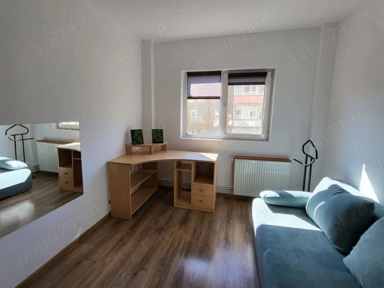 BRASADAS închiriază ap 3 cam etaj 3/10 langa metrou Gorjului - Agenția imobiliara BRASADAS închiriază apartament recent renovat si complet mobilat si utilat, la 5-6 minute de mers pe jos de la metrou Gorjului situat la etajul 3/10. Etaj 3 din 10, 76 mp, Compus din hol de intrare, living spatios, bucatarie open space, doua dormitoare spatioase, baia de serviciu, baia mare cu cada, debara, 2 balcoane inchise Mobilierul facut la comanda, dispune de masina de spalat vase, plita, cuptor, hota, aer conditionat, 2 televizoare LCD. Dotari: plita + cuptor incorporate, frigider, masina de spalat, internet centrala termica proprie, aer conditionat, usa metalica, usi interior lemn, gresie, fainta, parchet, termopane. In apropiere se afla statia de metrou Gorjului, Ratb:61,62,136,137,336, Mega Image, Carrefour, Lidl. www.brasadas.com.