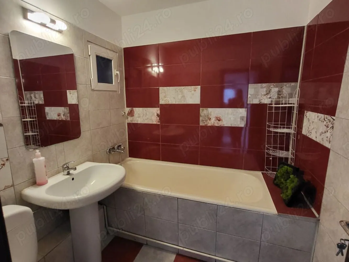 BRASADAS închiriază ap 3 cam etaj 3/10 langa metrou Gorjului - Agenția imobiliara BRASADAS închiriază apartament recent renovat si complet mobilat si utilat, la 5-6 minute de mers pe jos de la metrou Gorjului situat la etajul 3/10. Etaj 3 din 10, 76 mp, Compus din hol de intrare, living spatios, bucatarie open space, doua dormitoare spatioase, baia de serviciu, baia mare cu cada, debara, 2 balcoane inchise Mobilierul facut la comanda, dispune de masina de spalat vase, plita, cuptor, hota, aer conditionat, 2 televizoare LCD. Dotari: plita + cuptor incorporate, frigider, masina de spalat, internet centrala termica proprie, aer conditionat, usa metalica, usi interior lemn, gresie, fainta, parchet, termopane. In apropiere se afla statia de metrou Gorjului, Ratb:61,62,136,137,336, Mega Image, Carrefour, Lidl. www.brasadas.com.