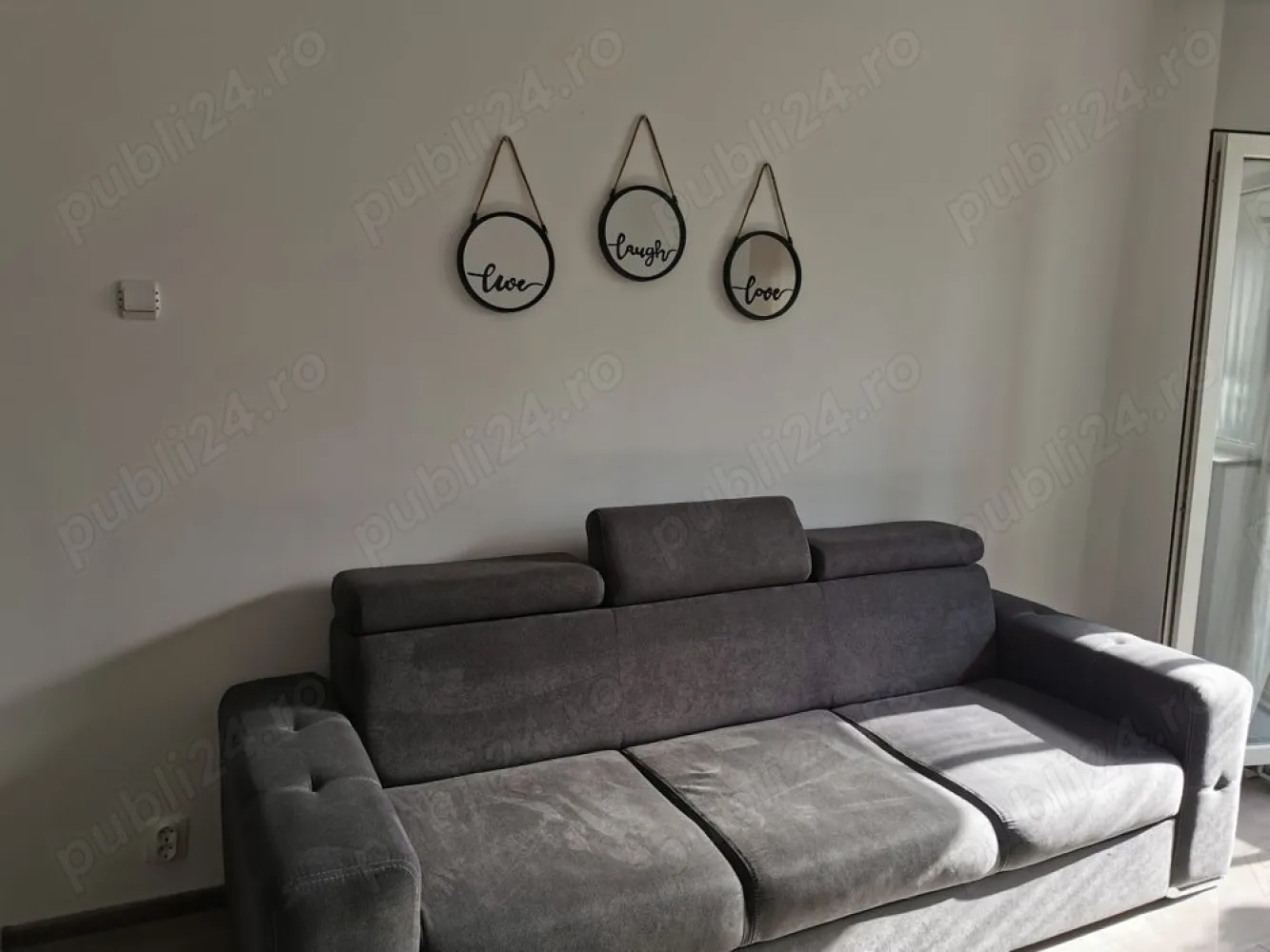 BRASADAS închiriază ap 3 cam etaj 3/10 langa metrou Gorjului - Agenția imobiliara BRASADAS închiriază apartament recent renovat si complet mobilat si utilat, la 5-6 minute de mers pe jos de la metrou Gorjului situat la etajul 3/10. Etaj 3 din 10, 76 mp, Compus din hol de intrare, living spatios, bucatarie open space, doua dormitoare spatioase, baia de serviciu, baia mare cu cada, debara, 2 balcoane inchise Mobilierul facut la comanda, dispune de masina de spalat vase, plita, cuptor, hota, aer conditionat, 2 televizoare LCD. Dotari: plita + cuptor incorporate, frigider, masina de spalat, internet centrala termica proprie, aer conditionat, usa metalica, usi interior lemn, gresie, fainta, parchet, termopane. In apropiere se afla statia de metrou Gorjului, Ratb:61,62,136,137,336, Mega Image, Carrefour, Lidl. www.brasadas.com.