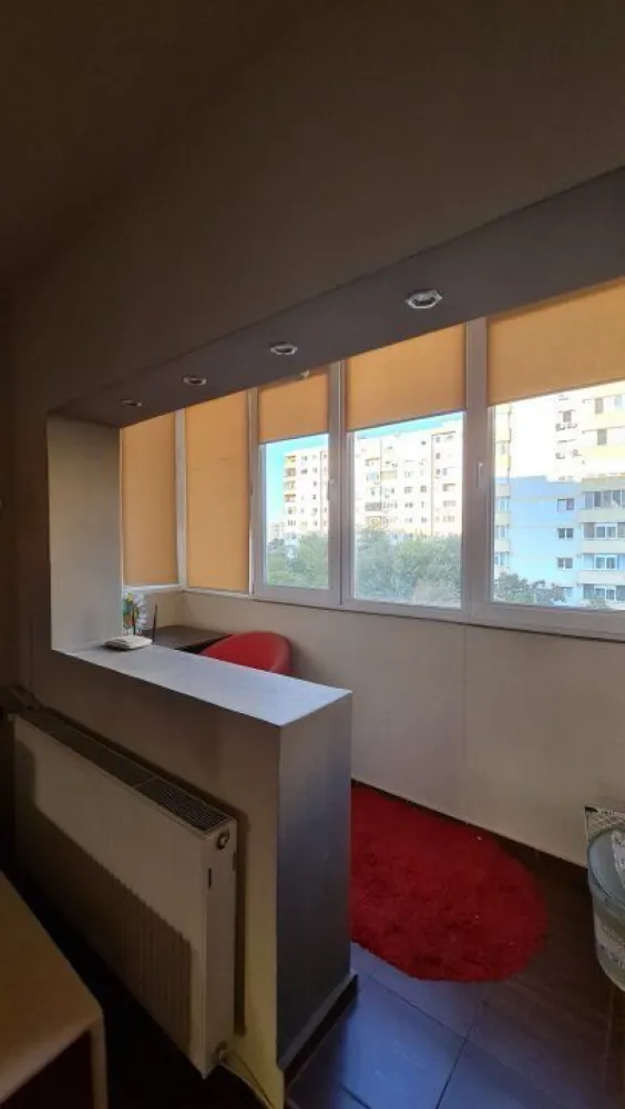 Bdul Chişinău la 10 min de Mega Mall - Apartament 2 camere, complet mobilat şi utilat, renovat recent, staţie tramvai şi autobuz in fata blocului, metrou la doua staţii distanta spre Titan si 3 staţii spre Iancului. Foarte aproape de Mega Mall si stadionul Lia Manoliu. Piata Delfinului la doar 10 minute de mers pe jos. In imediata apropiere se găsesc numeroase magazine ( piata, supermarket, farmacii, cofetărie). Vecini prietenoşi si liniştiţi. Se percepe o luna chirie + încă o luna de chirie garanţie.