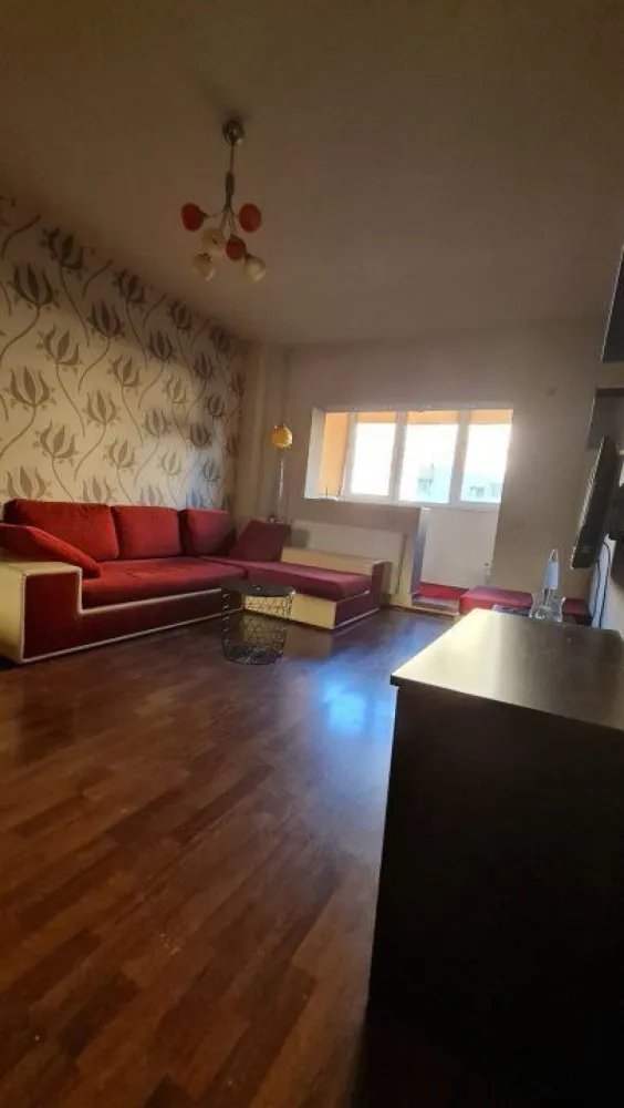 Bdul Chişinău la 10 min de Mega Mall - Apartament 2 camere, complet mobilat şi utilat, renovat recent, staţie tramvai şi autobuz in fata blocului, metrou la doua staţii distanta spre Titan si 3 staţii spre Iancului. Foarte aproape de Mega Mall si stadionul Lia Manoliu. Piata Delfinului la doar 10 minute de mers pe jos. In imediata apropiere se găsesc numeroase magazine ( piata, supermarket, farmacii, cofetărie). Vecini prietenoşi si liniştiţi. Se percepe o luna chirie + încă o luna de chirie garanţie.
