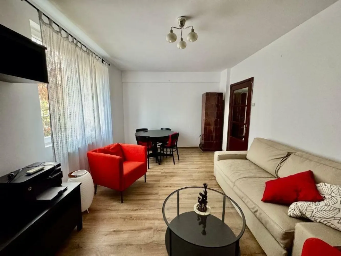 Apartament de închiriat în Floreasca: 2 Camere, 51mp, Mobilat şi Utilat Modern - Te invităm să descoperi un apartament modern şi cochet de 2 camere, cu o suprafaţă de 51,80 mp, situat într-o zonă exclusivistă din Floreasca. Apartamentul este complet mobilat şi utilat modern, oferind un ambient confortabil şi funcţional. Caracteristici principale: - Amenajare interioară contemporană, cu finisaje de calitate - Bucătărie complet mobilată şi echipată cu aragaz, cuptor, frigider, maşină de spălat, espressor - Dormitor şi living spaţios, proiectate pentru confort maxim - Baie modernă - Centrală proprie pentru încălzire şi apă caldă - Balcon spaţios, amenajat perfect pentru momentele de relaxare - Localizare centrală şi liniştită, cu acces facil la mijloace de transport în comun, parcuri, restaurante, supermarketuri şi zone comerciale Acest apartament este ideal pentru cei care caută un spaţiu modern şi bine întreţinut, cu o amplasare ideală în zona de nord a Capitalei. Pentru mai multe detalii sau pentru a stabili o vizionare, vă rugăm să ne contactaţi.
