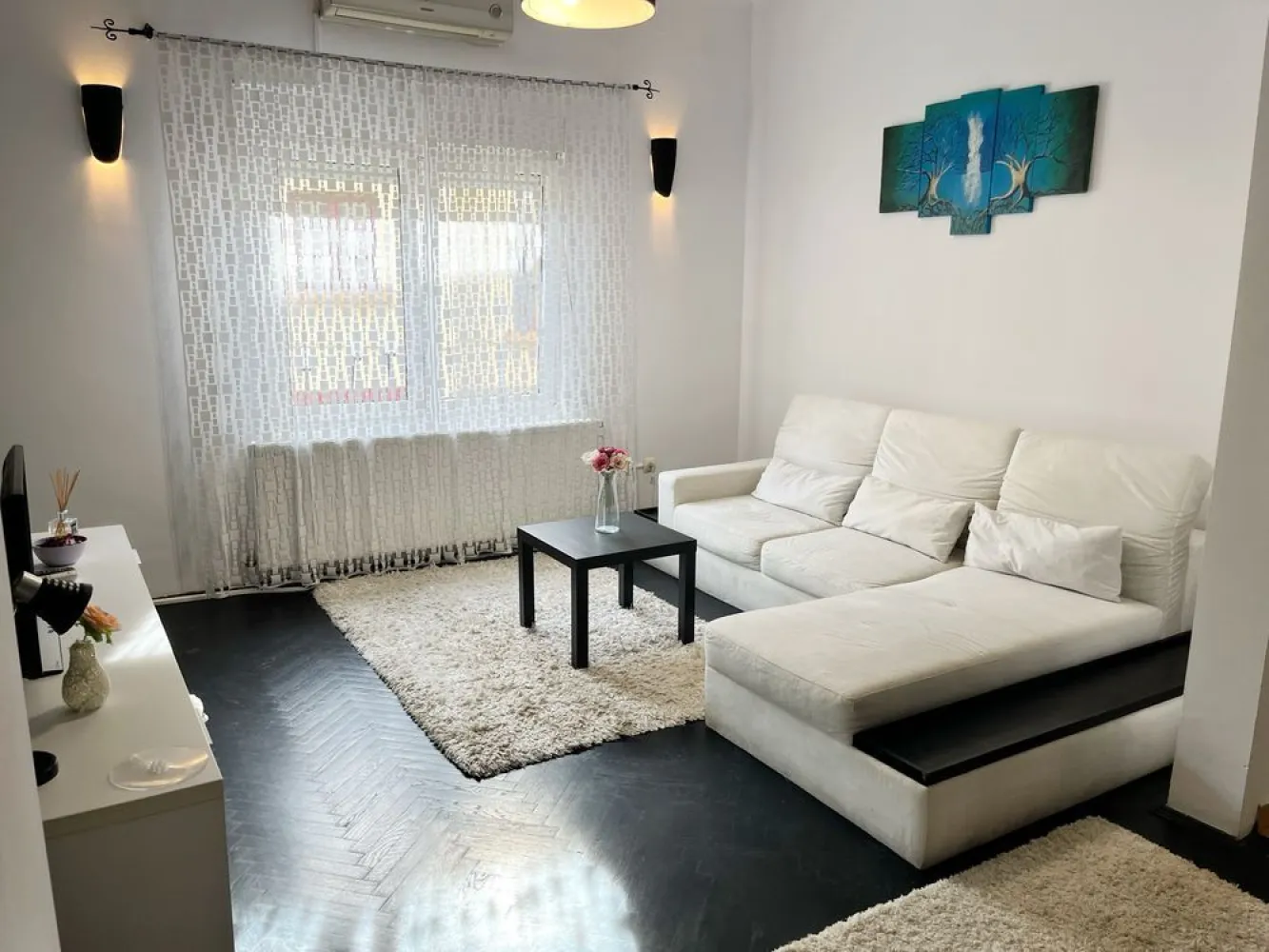 Inchiriez apartament 2 camere (+1) Parcul Carol - Apartamentul beneficiaza de o camera in plus la care se ajunge urcand cateva trepte (dupa ce se iese din apartament). Aceasta se poate amenaja dupa bunul plac (birou, dressing, etc) De asemenea se ofera si un loc de parcare acoperit (inclus in pretul chiriei). Apartamentul are doua balcoane si beneficiaza de centrala proprie. Este situat intr un imobil tip vila (parter + etaj) la 10 minute de mers pe jos de statia de metrou unirii, la 10 minute de statia tineretului (si de parcul tineretului) si la 5 minute de parcul Carol. Cel mai apropiat Mega Image este la 200m. Alt avantaj ar fi lipsa intretinerii. Nu se plateste decat ce se consuma (gaze, curent, apa)