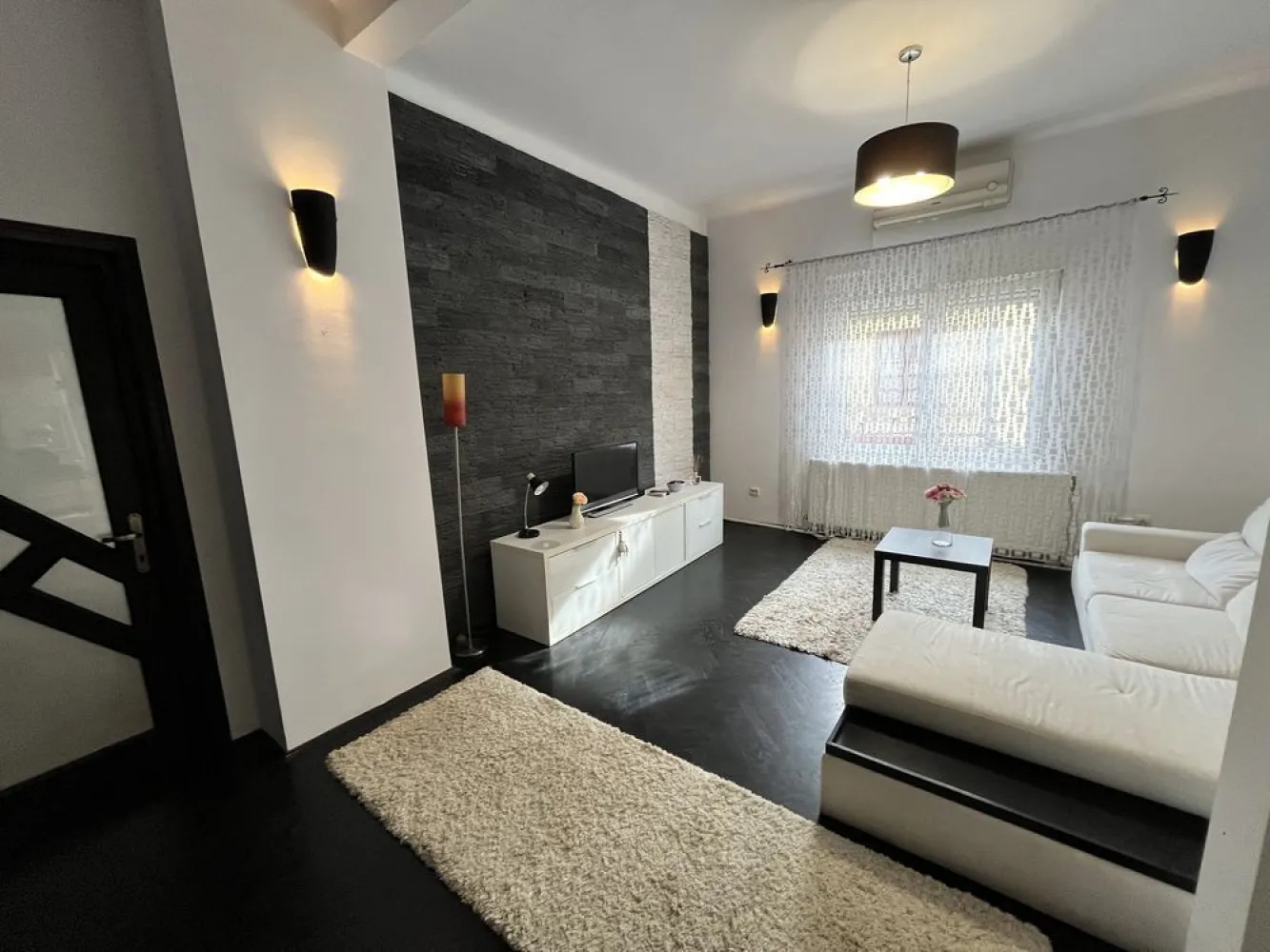 Inchiriez apartament 2 camere (+1) Parcul Carol - Apartamentul beneficiaza de o camera in plus la care se ajunge urcand cateva trepte (dupa ce se iese din apartament). Aceasta se poate amenaja dupa bunul plac (birou, dressing, etc) De asemenea se ofera si un loc de parcare acoperit (inclus in pretul chiriei). Apartamentul are doua balcoane si beneficiaza de centrala proprie. Este situat intr un imobil tip vila (parter + etaj) la 10 minute de mers pe jos de statia de metrou unirii, la 10 minute de statia tineretului (si de parcul tineretului) si la 5 minute de parcul Carol. Cel mai apropiat Mega Image este la 200m. Alt avantaj ar fi lipsa intretinerii. Nu se plateste decat ce se consuma (gaze, curent, apa)