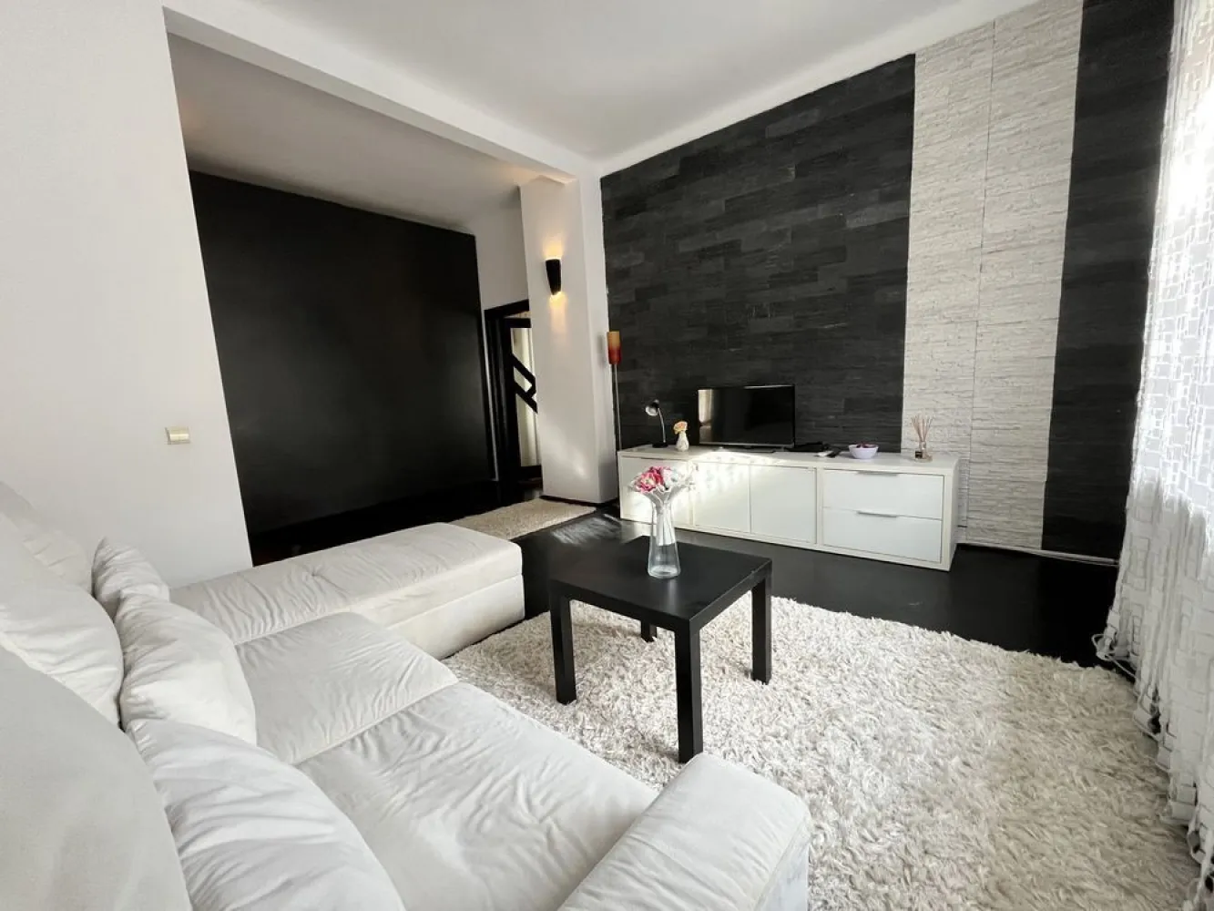 Inchiriez apartament 2 camere (+1) Parcul Carol - Apartamentul beneficiaza de o camera in plus la care se ajunge urcand cateva trepte (dupa ce se iese din apartament). Aceasta se poate amenaja dupa bunul plac (birou, dressing, etc) De asemenea se ofera si un loc de parcare acoperit (inclus in pretul chiriei). Apartamentul are doua balcoane si beneficiaza de centrala proprie. Este situat intr un imobil tip vila (parter + etaj) la 10 minute de mers pe jos de statia de metrou unirii, la 10 minute de statia tineretului (si de parcul tineretului) si la 5 minute de parcul Carol. Cel mai apropiat Mega Image este la 200m. Alt avantaj ar fi lipsa intretinerii. Nu se plateste decat ce se consuma (gaze, curent, apa)
