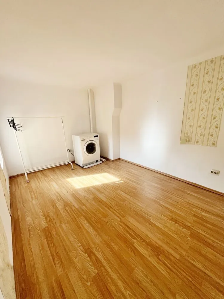 Inchiriez apartament 2 camere (+1) Parcul Carol - Apartamentul beneficiaza de o camera in plus la care se ajunge urcand cateva trepte (dupa ce se iese din apartament). Aceasta se poate amenaja dupa bunul plac (birou, dressing, etc) De asemenea se ofera si un loc de parcare acoperit (inclus in pretul chiriei). Apartamentul are doua balcoane si beneficiaza de centrala proprie. Este situat intr un imobil tip vila (parter + etaj) la 10 minute de mers pe jos de statia de metrou unirii, la 10 minute de statia tineretului (si de parcul tineretului) si la 5 minute de parcul Carol. Cel mai apropiat Mega Image este la 200m. Alt avantaj ar fi lipsa intretinerii. Nu se plateste decat ce se consuma (gaze, curent, apa)